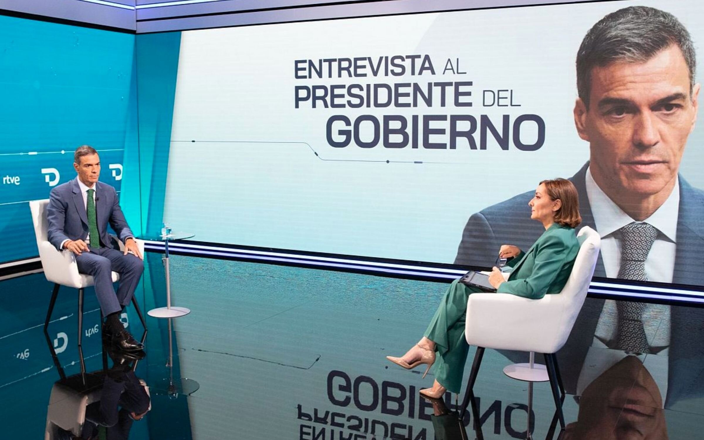 Pedro Sánchez y Pepa Bueno durante su entrevista en el 'Telediario 2'