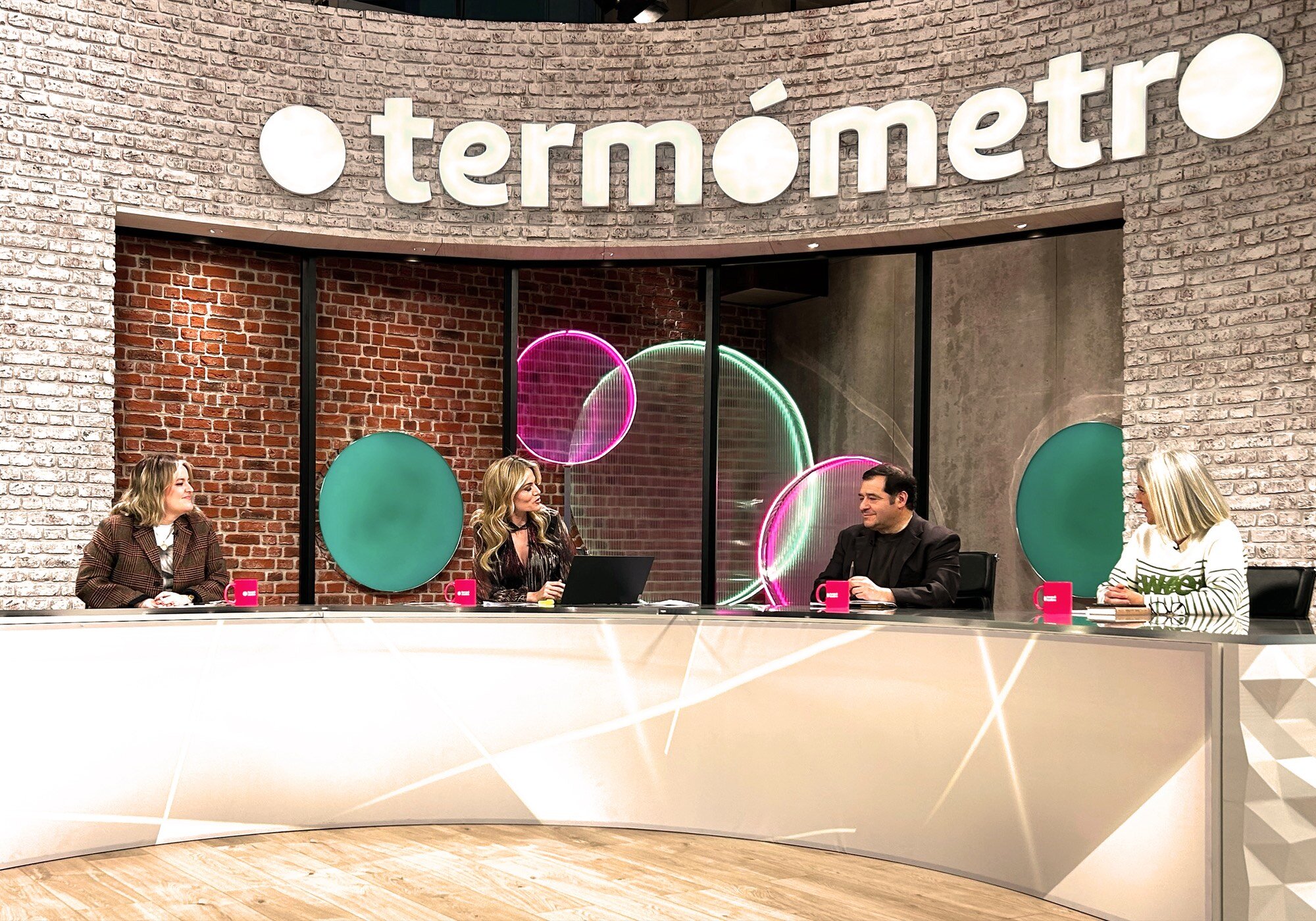 Rocío Delgado, presentadora de &#39;O termómetro&#39;, con sus colaboradores