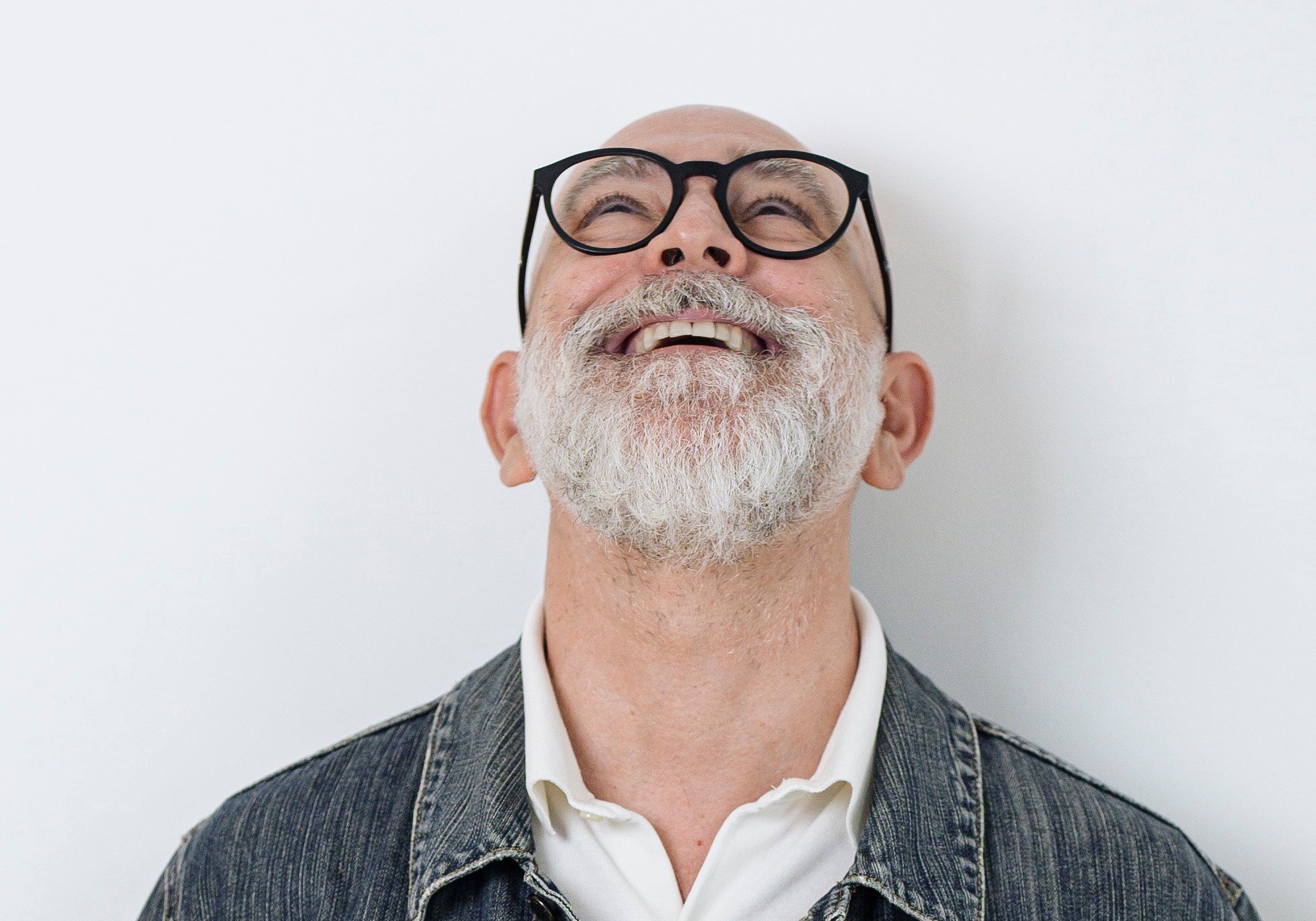 Fernando Jerez, risueño mirando hacia arriba