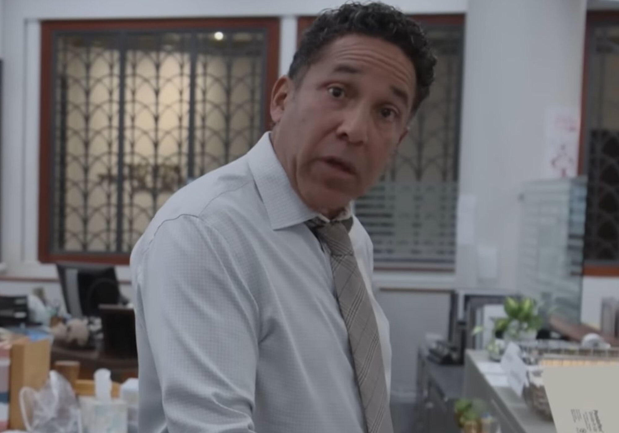 Oscar Nuñez vuelve a interpretar a Oscar en &#39;The Paper&#39;