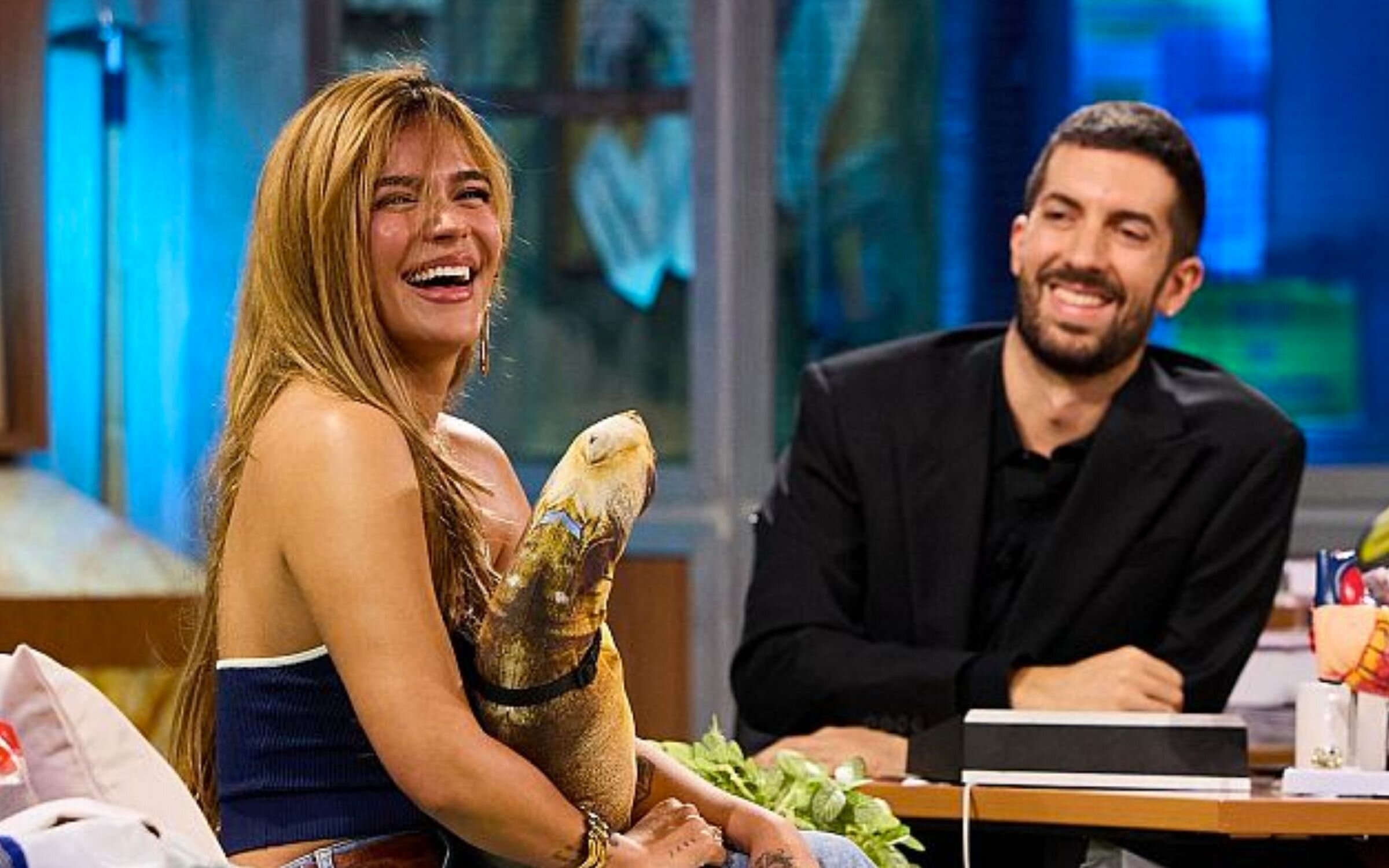 Karol G junto a David Broncano en una entrevista en &#39;La revuelta&#39;