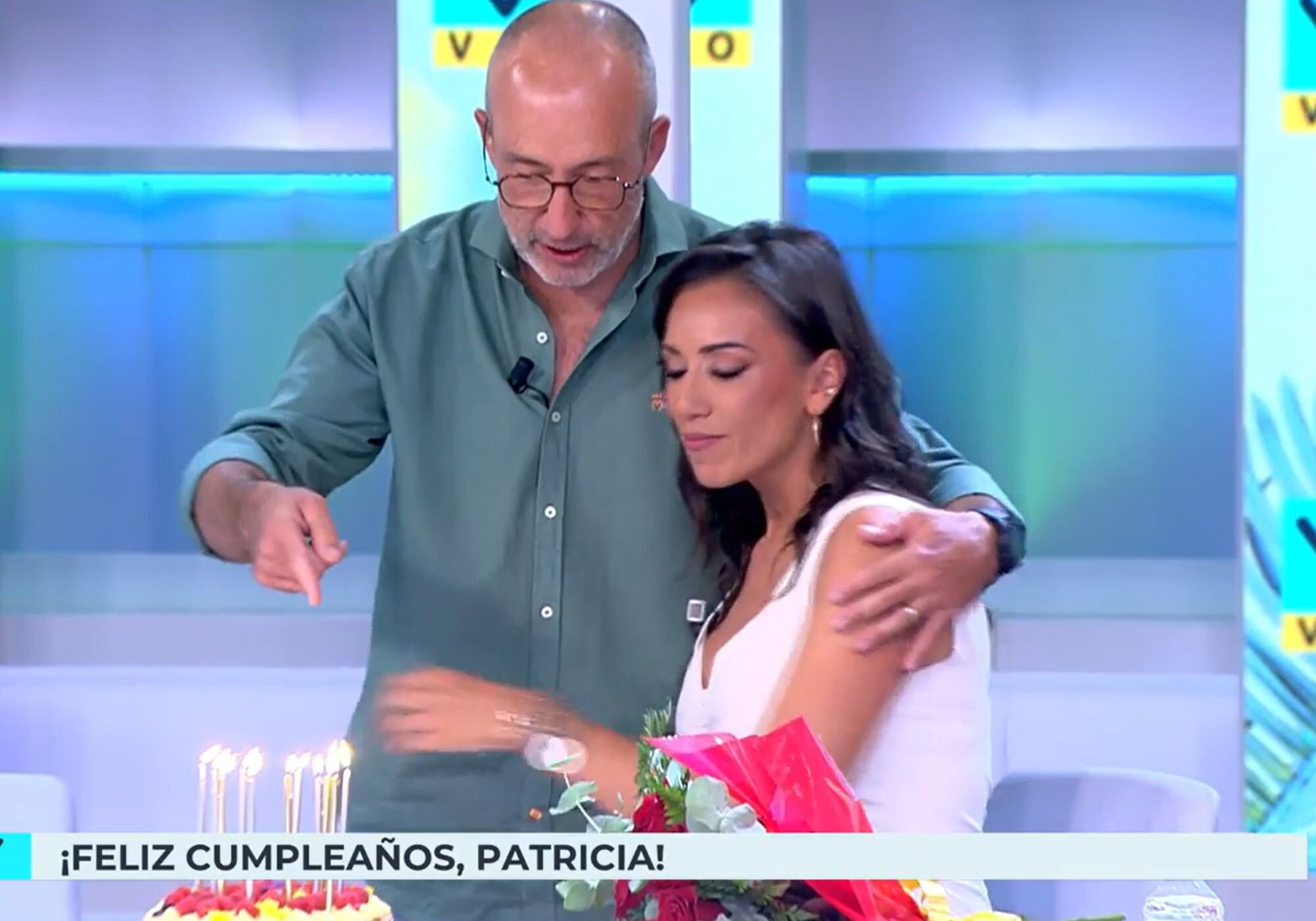 Alfonso Egea le entregó una tarta y un ramo de flores a Patricia Pardo por su cumpleaños número 42