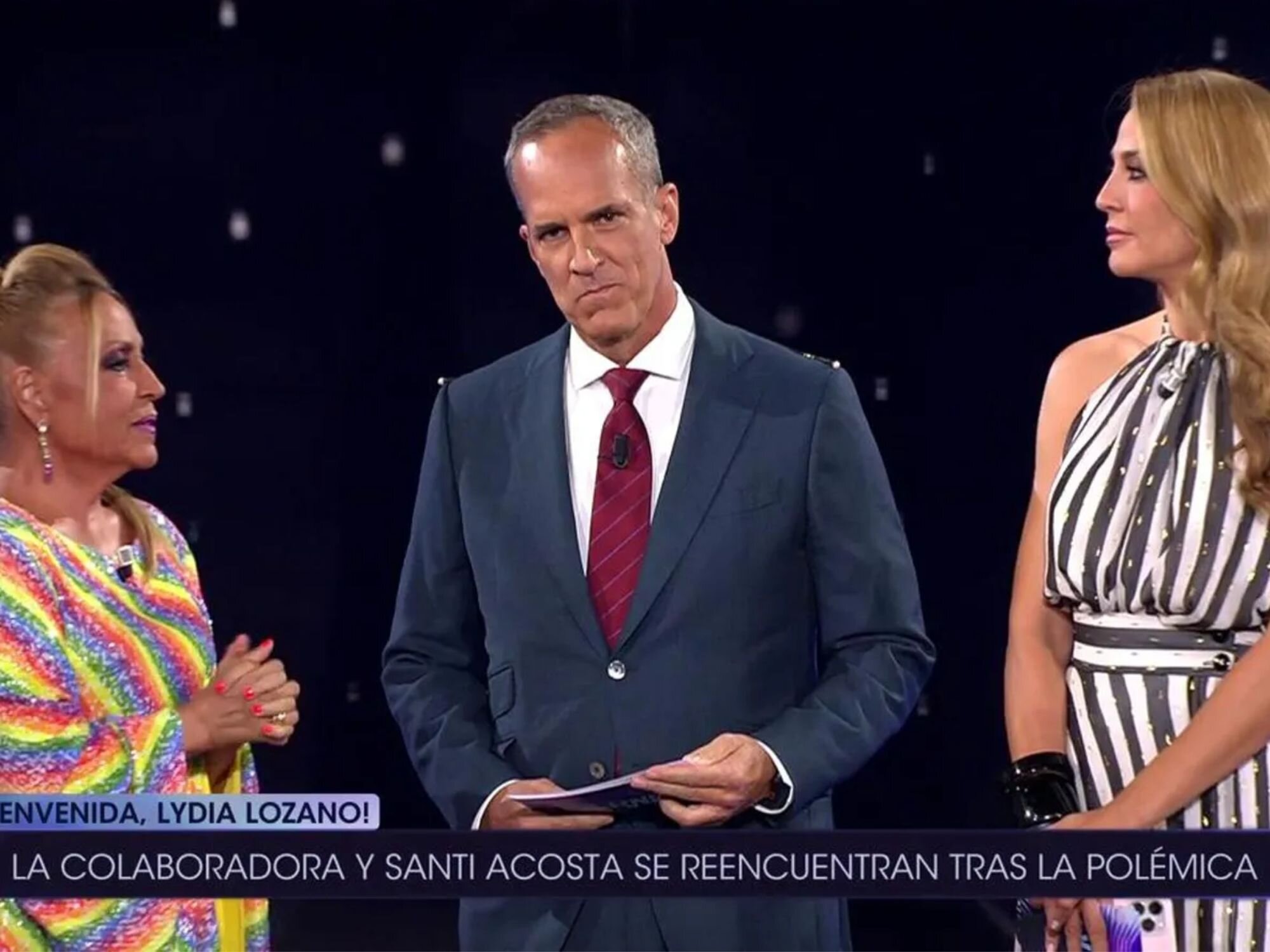 Lydia Lozano junto a los presentadores de &#39;¡De viernes!&#39;
