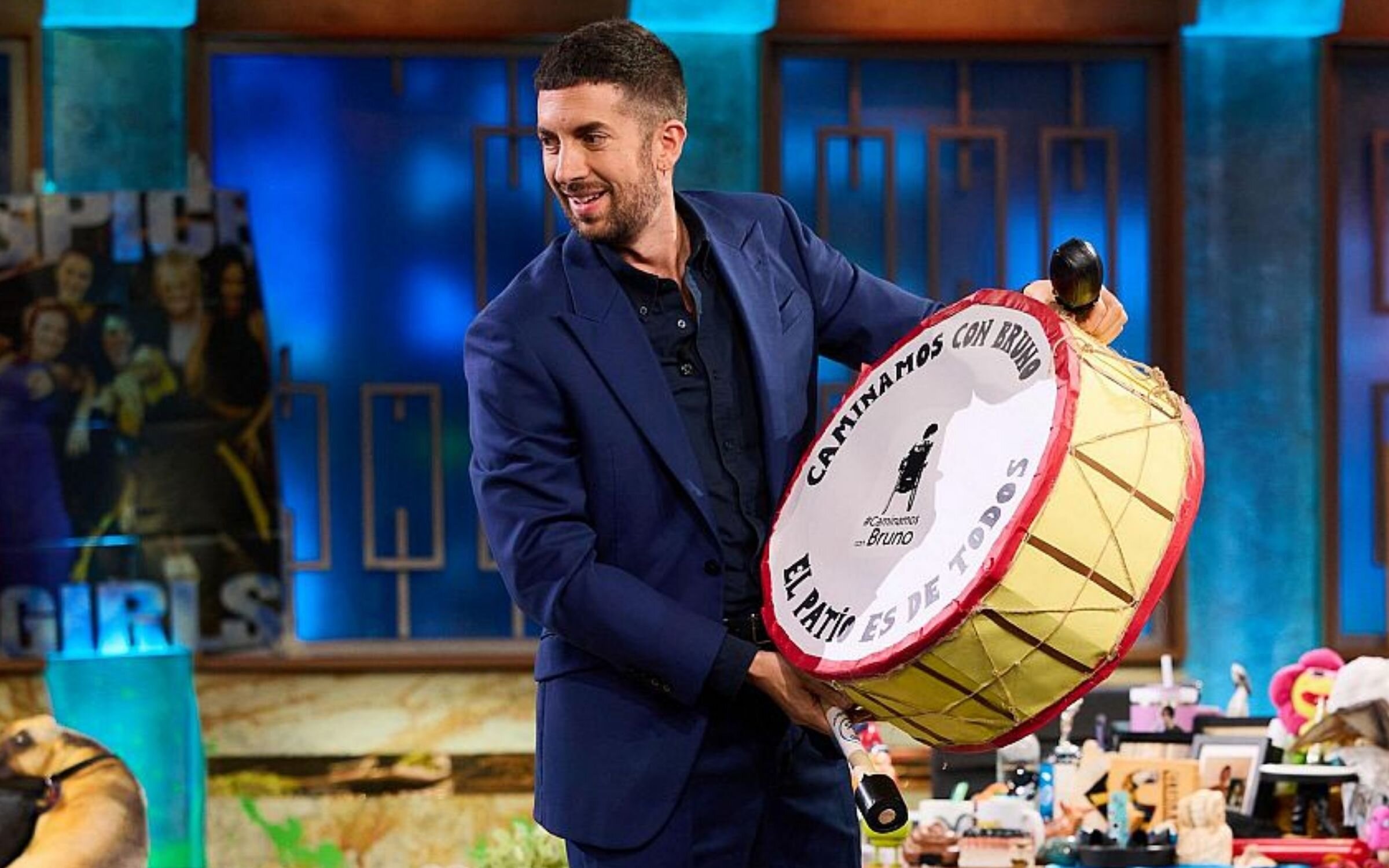 David Broncano con el bombo en la primera temporada de 'La revuelta'