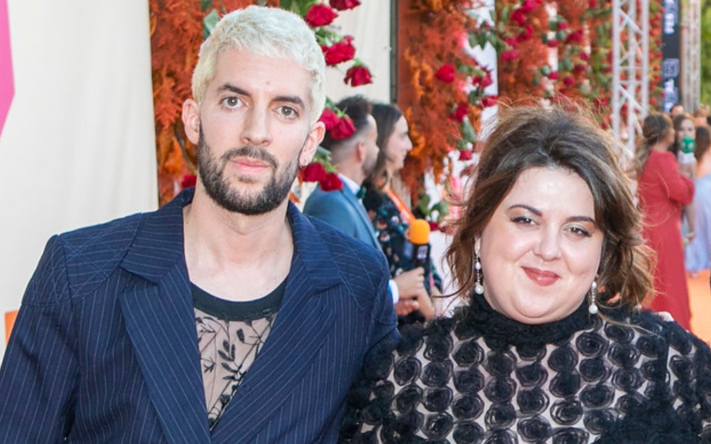 David Broncano con su nuevo look junto a Lalachus en la alfombra naranja del FesTVal de Vitoria
