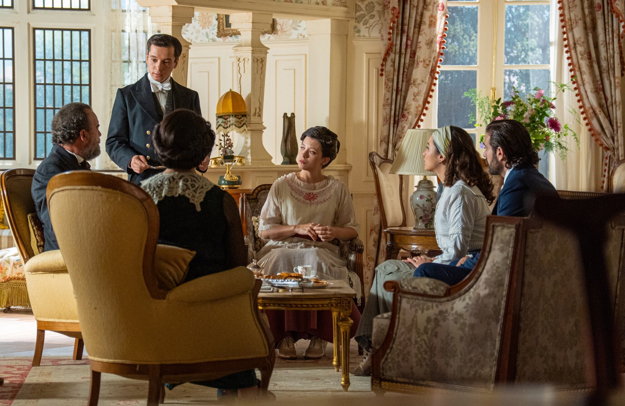 Los Luján tratan los últimos acontecimientos con el barón de Valladares en &#39;La promesa&#39;