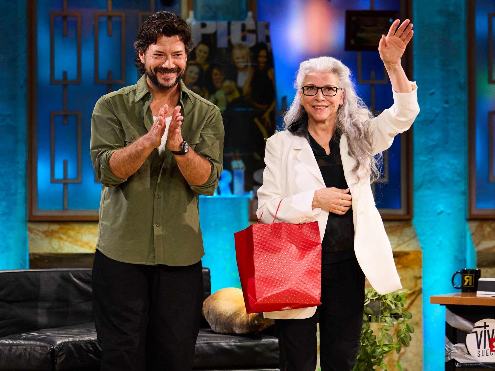 Álvaro Morte y Kiti Mánver siendo entrevistados en 'La revuelta'