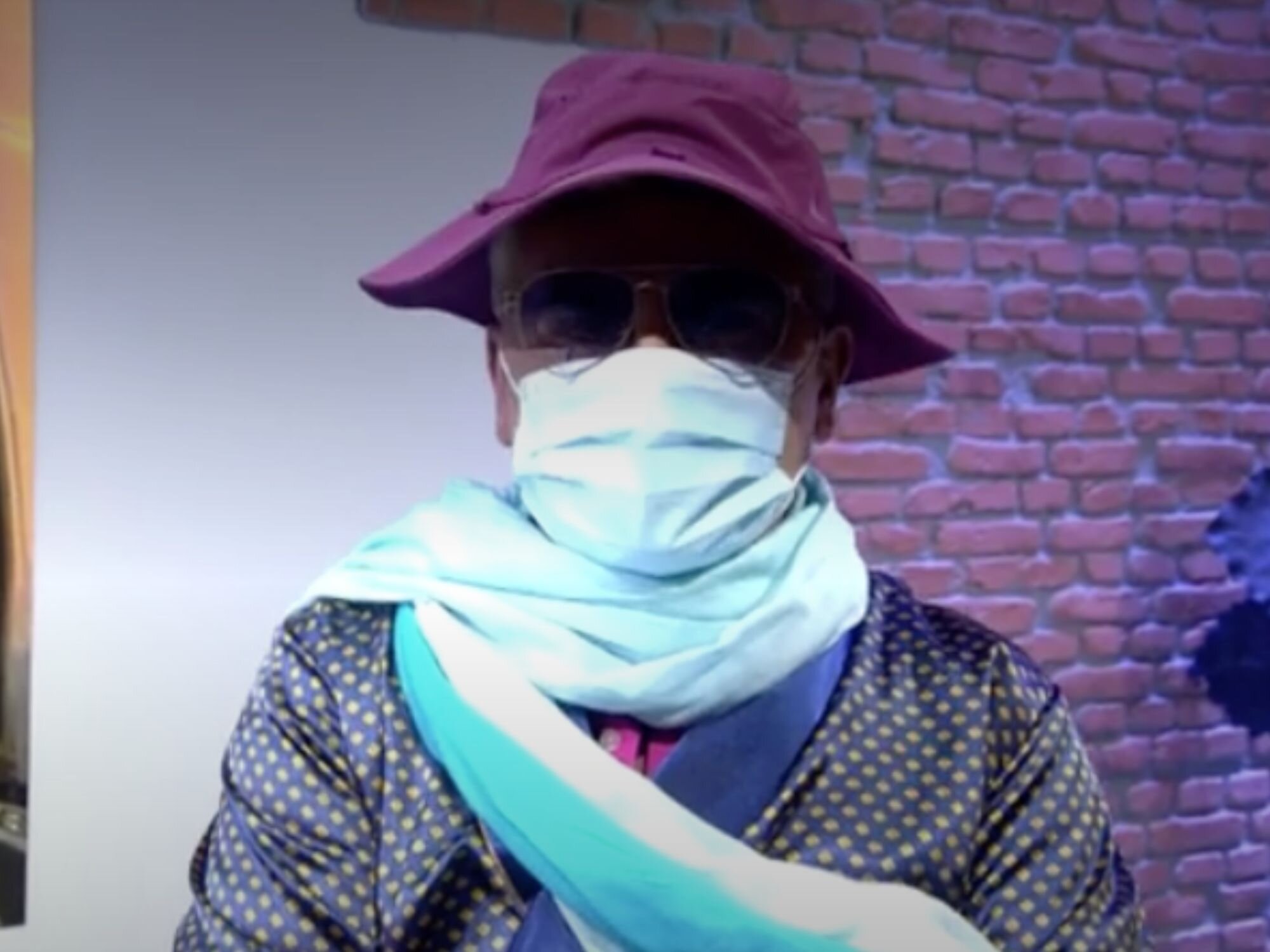 Jorge Javier Vázquez ocultando su rostro en una conexión con Joaquín Prat