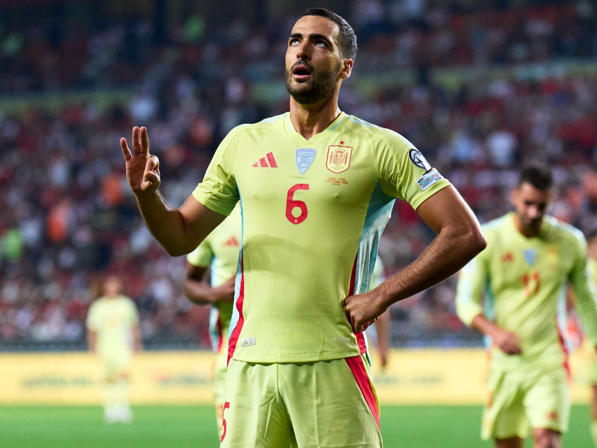 Mikel Merino celebrando un gol frente a Turquía en la clasificación al Mundial de 2026