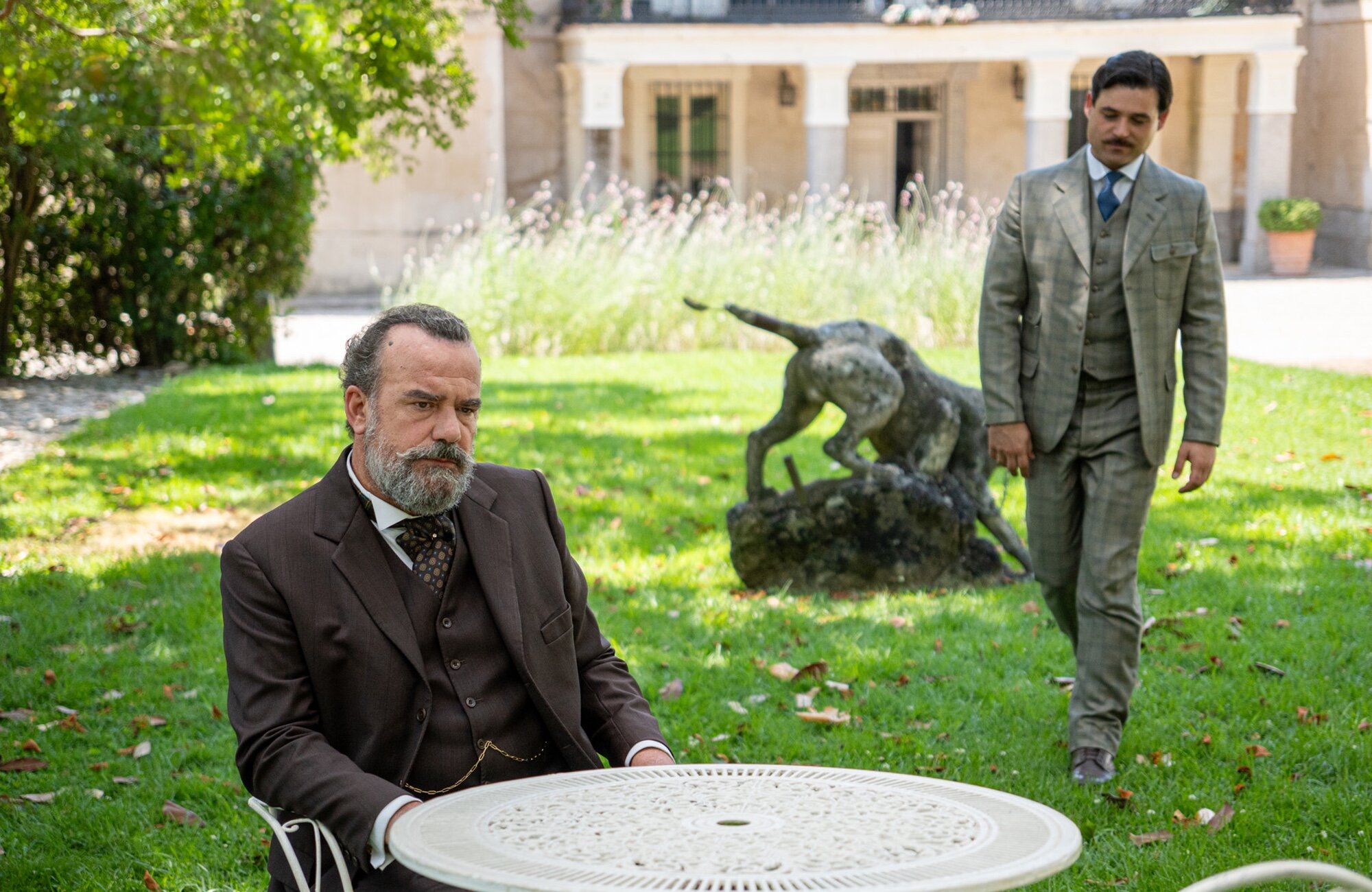 Alonso intenta convencer a Manuel de que siga en la empresa con Leocadia en &#39;La promesa&#39;