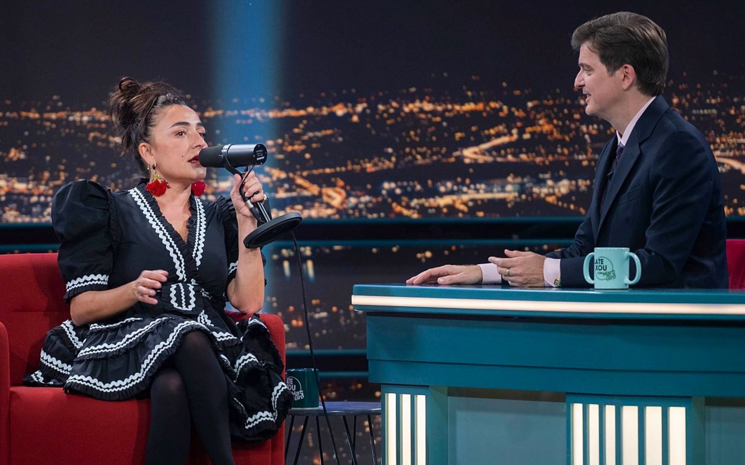 Candela Peña junto a Marc Giró en el 'Late Xou'