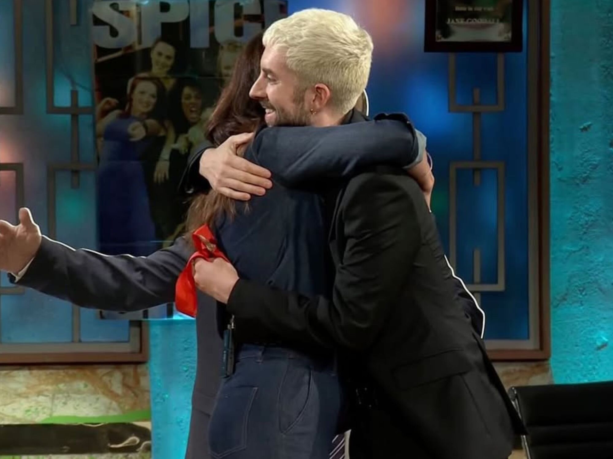 Mariló Montero y David Broncano abrazándose en &#39;La revuelta&#39;