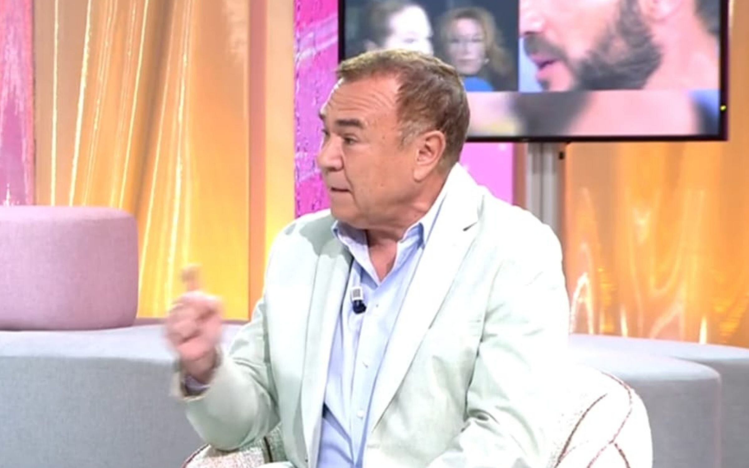 Juan Luis Galiacho defiende en 'Fiesta' la postura de Terelu Campos en su enfrentamiento con Rocío Flores en '¡De viernes!'