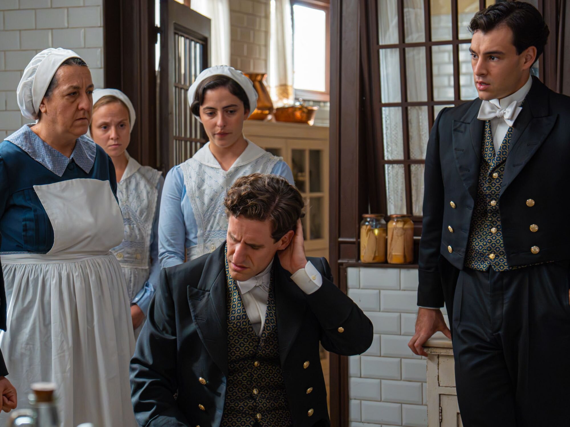 Los compañeros de servicio de &#39;La promesa&#39; mirando a Lope