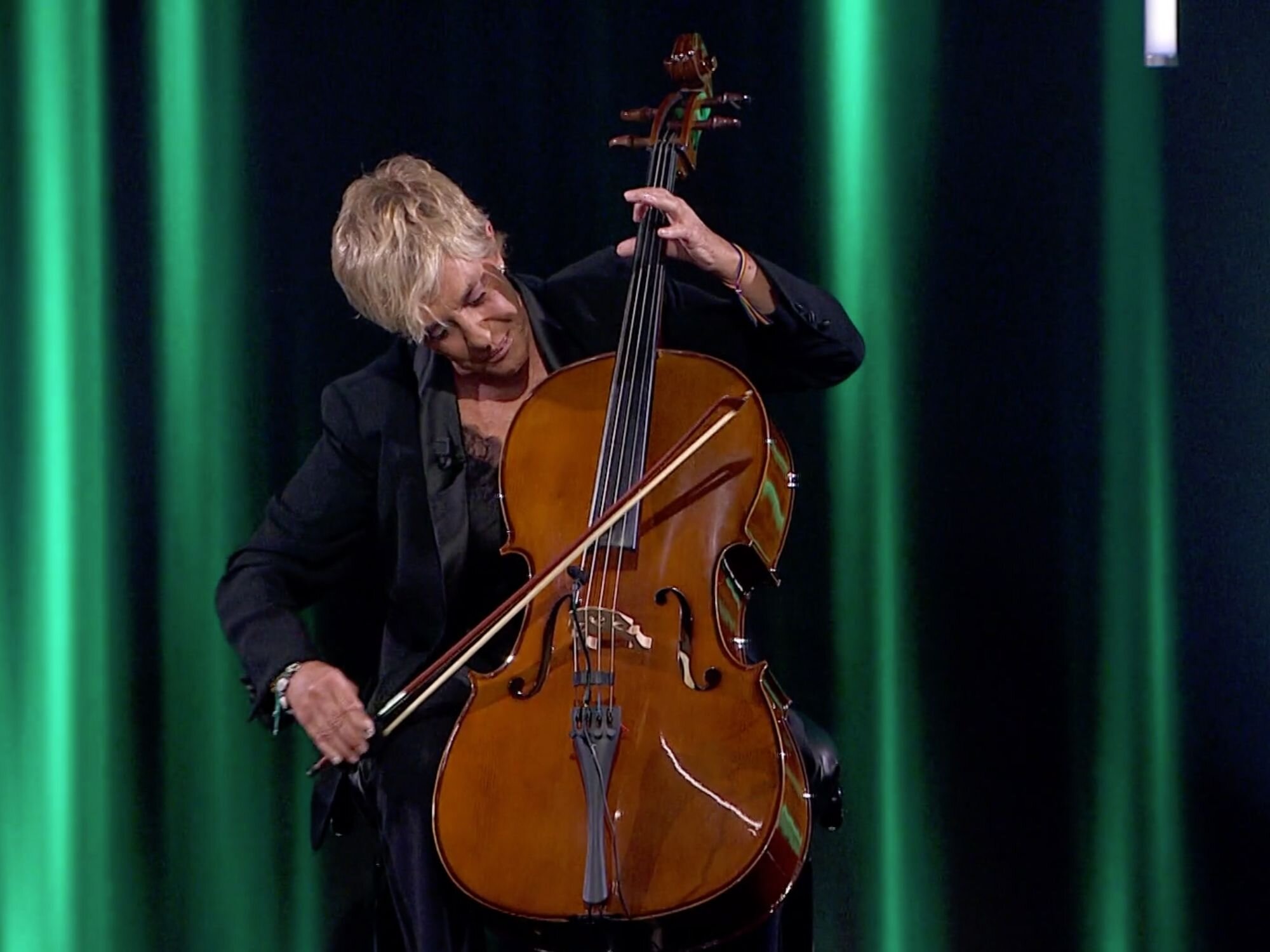Chelo-García Cortés tocando el chelo en &#39;Late Xou&#39;