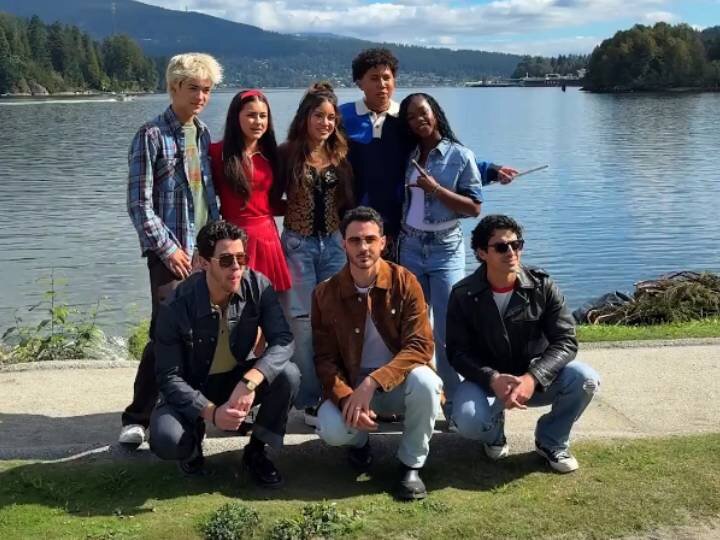 Los Jonas Brothers junto a algunos de los nuevos fichajes de &#39;Camp Rock 3&#39; durante el rodaje
