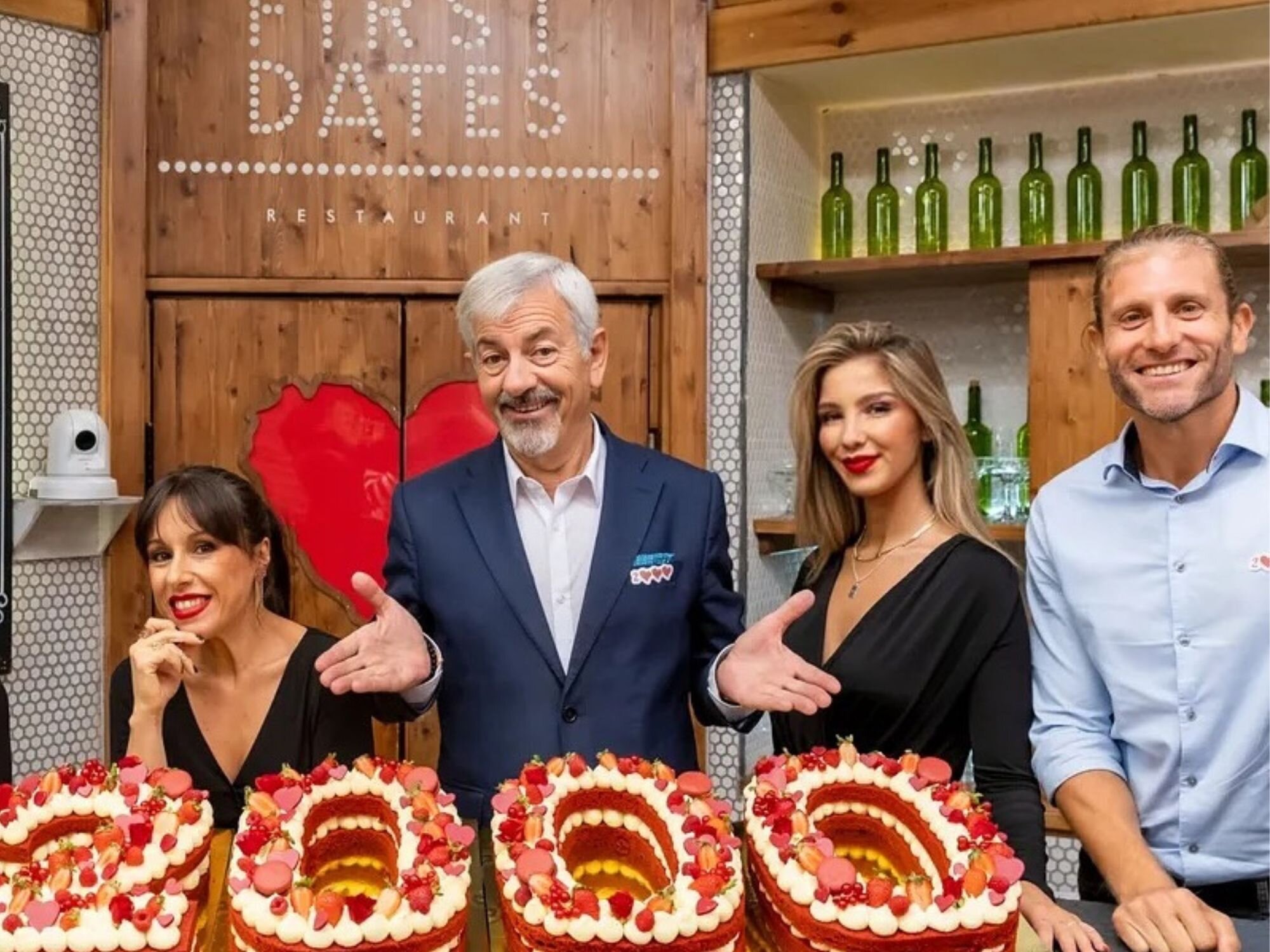 Laura Boado junto al equipo de &#39;First Dates&#39; celebrando los 2000 programas