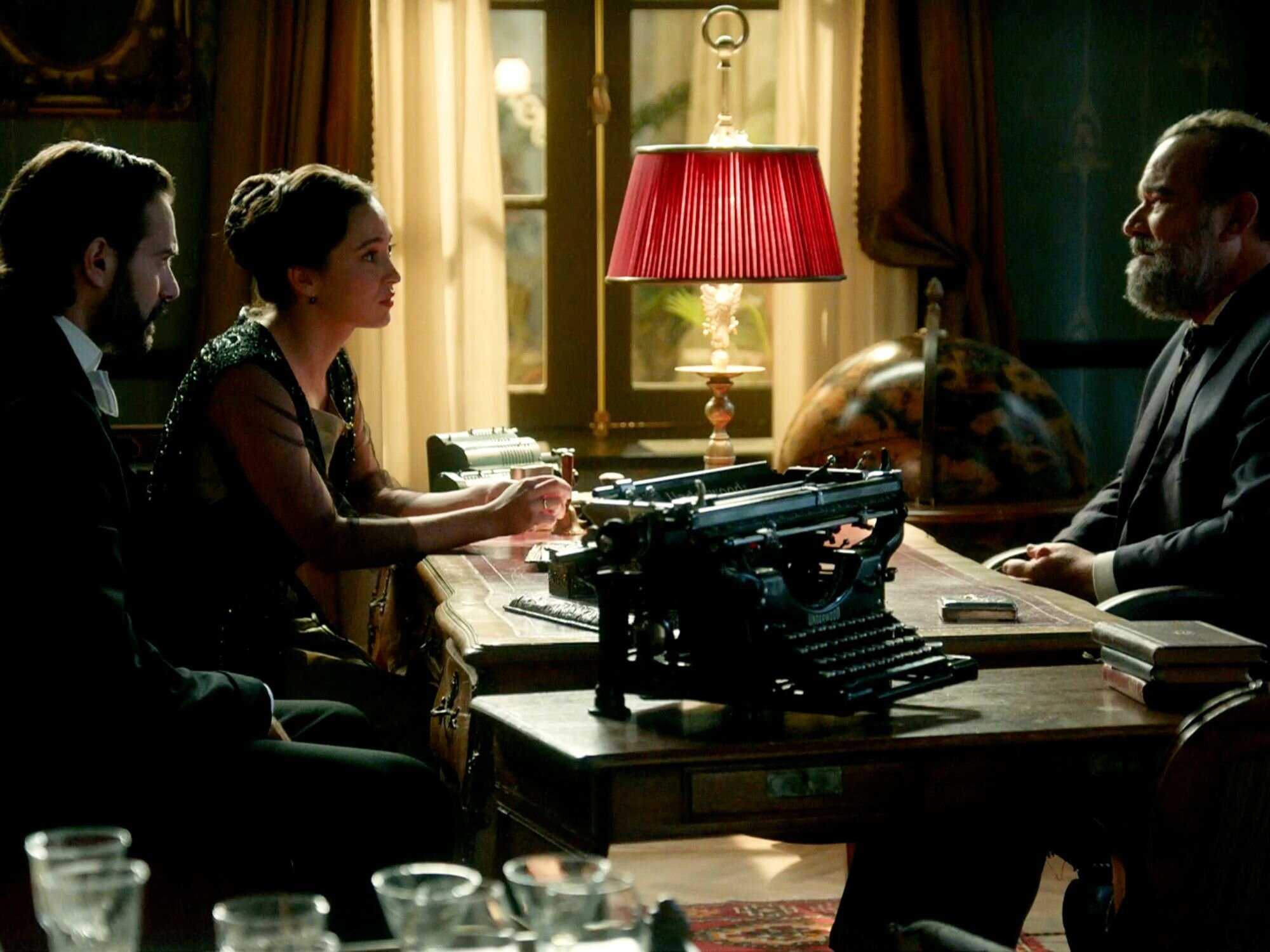 Adriano, Catalina y Alonso conversando en &#39;La promesa&#39;