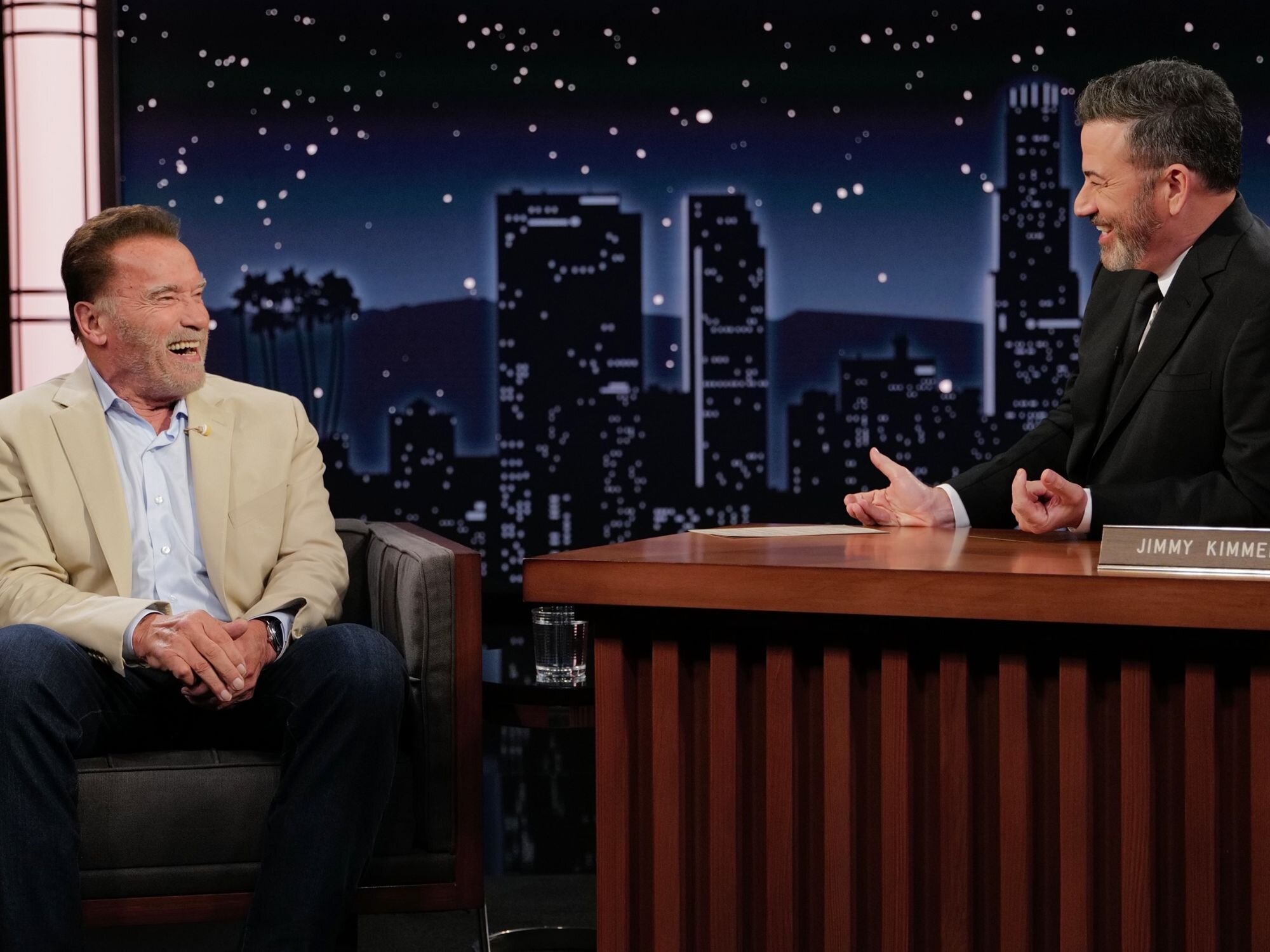Jimmy Kimmel con Arnold Schwarzenegger en su programa antes de que lo cancelaran