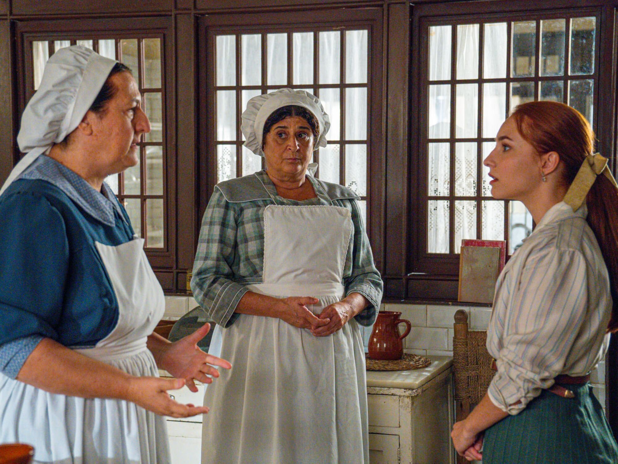 Simona, Candela y Enora hablando en la cocina de &#39;La promesa&#39;