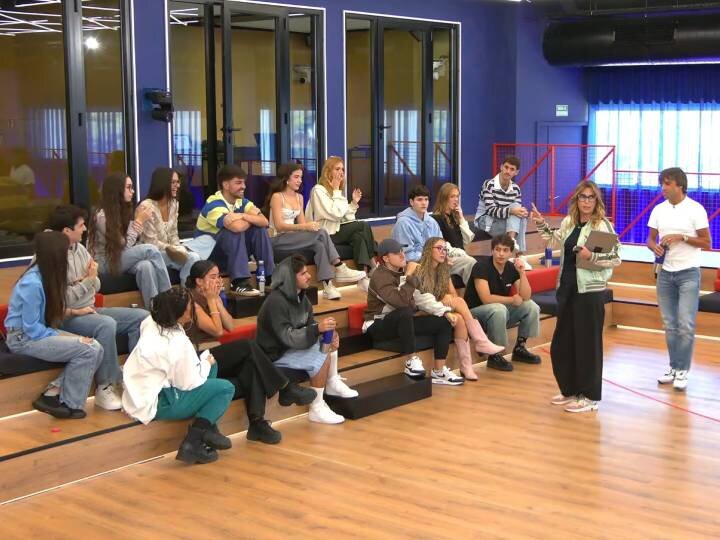 Noemí Galera y Manu Guix junto a los concursantes de 'OT 2025' en el repaso de la gala 1