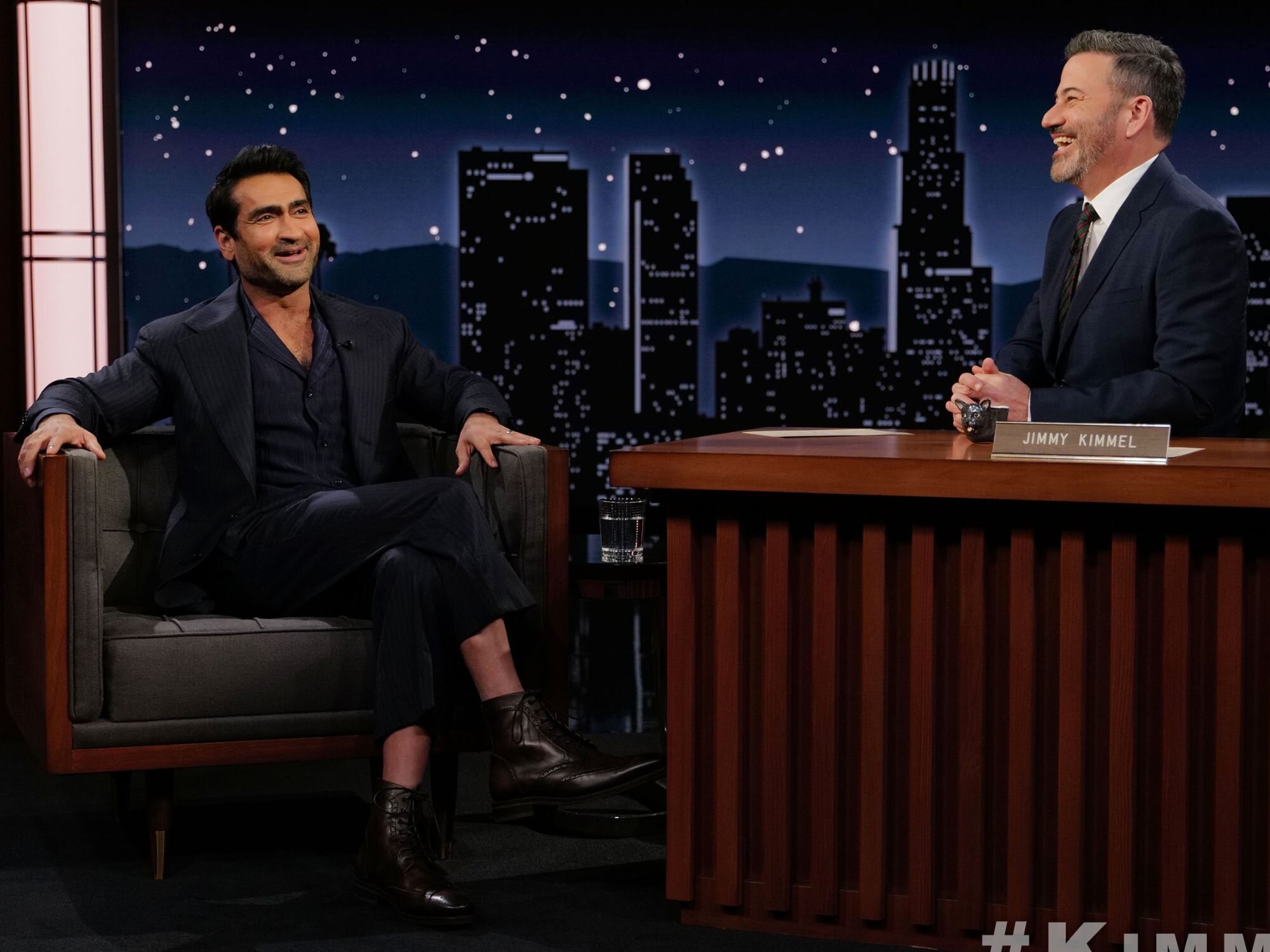 Jimmy Kimmel entrevistando a Kumail Nanjiani en &#39;Jimmy Kimmel Live&#39;