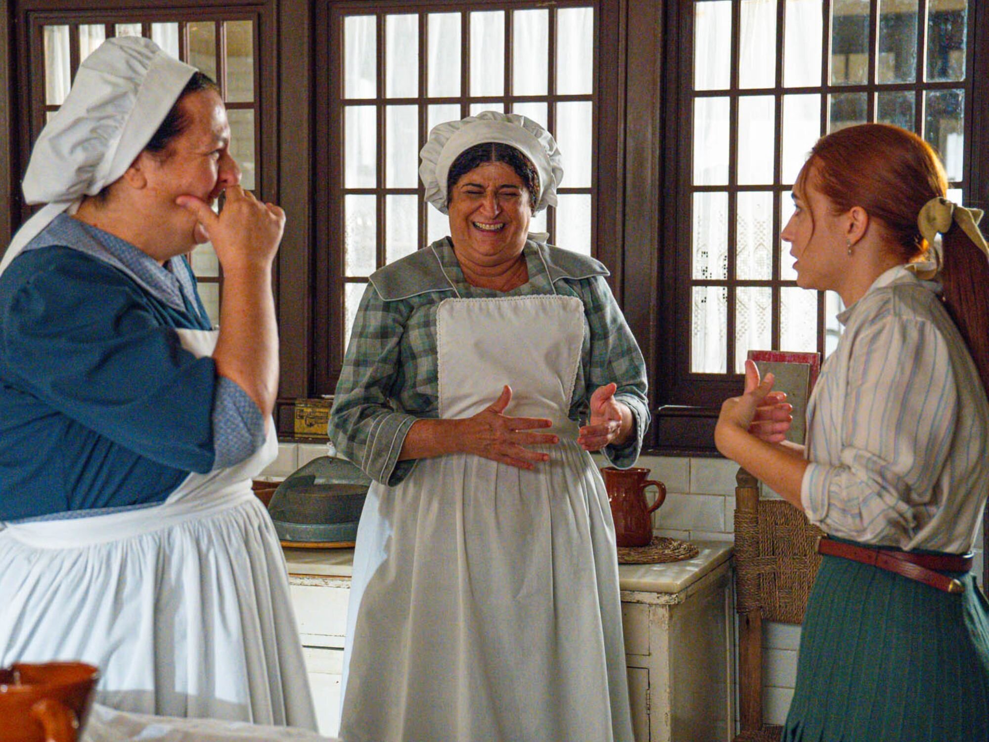 Simona, Candela y Enora conversando en &#39;La promesa&#39;