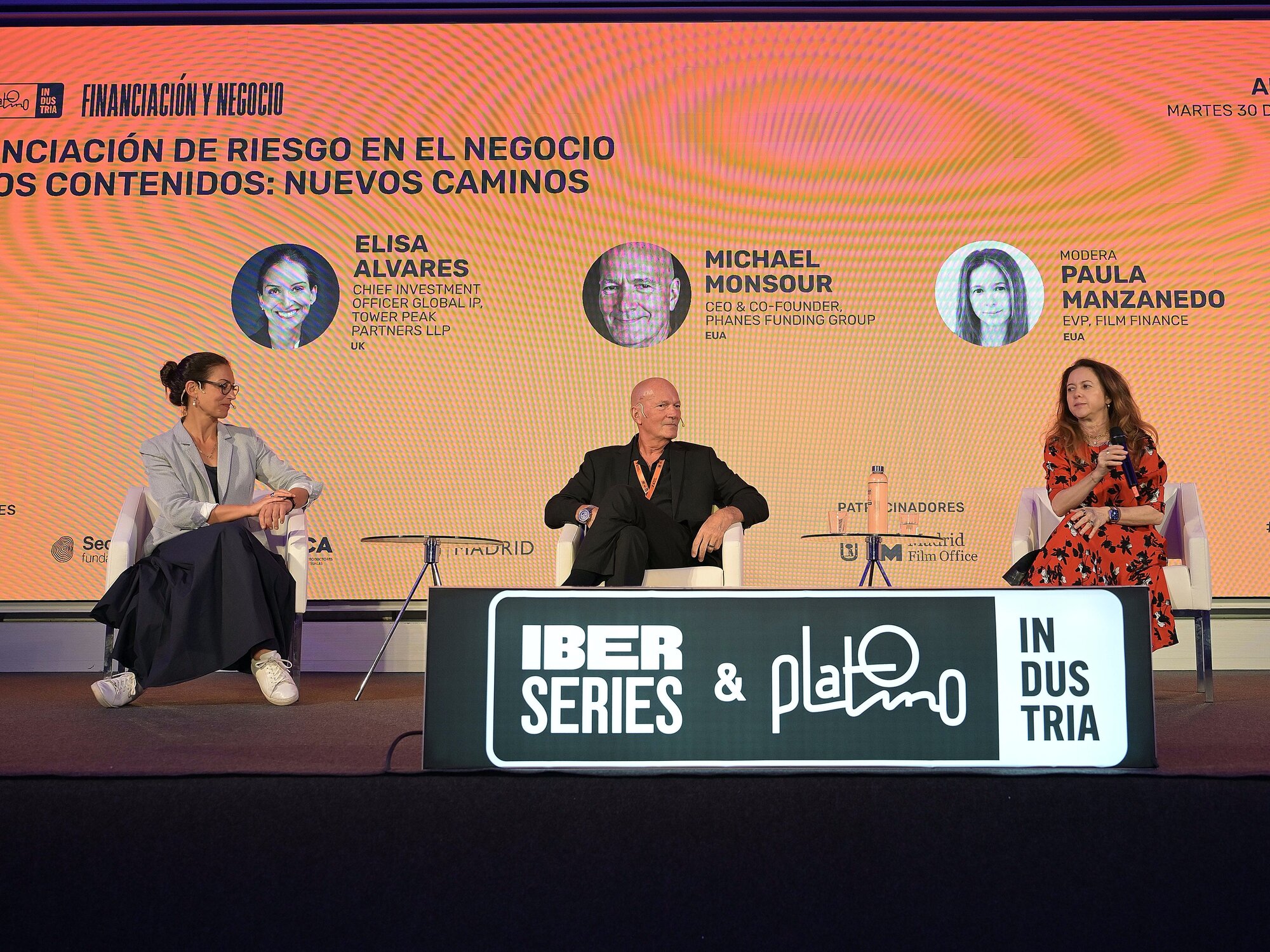 Paula Manzanedo, moderadora de la conferencia de Iberseries y Platino Industria 2025 junto a Elisa Alvares y Michael Monsour