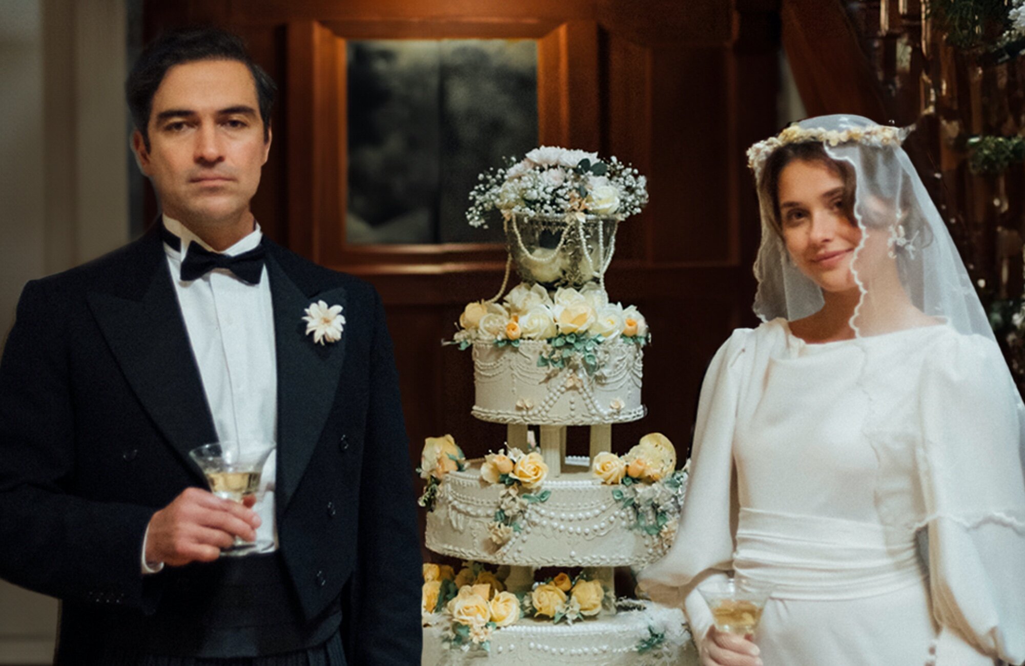 Nicole Wallace junto a Alfonso Herrera en una imagen de 'La casa de los espíritus'