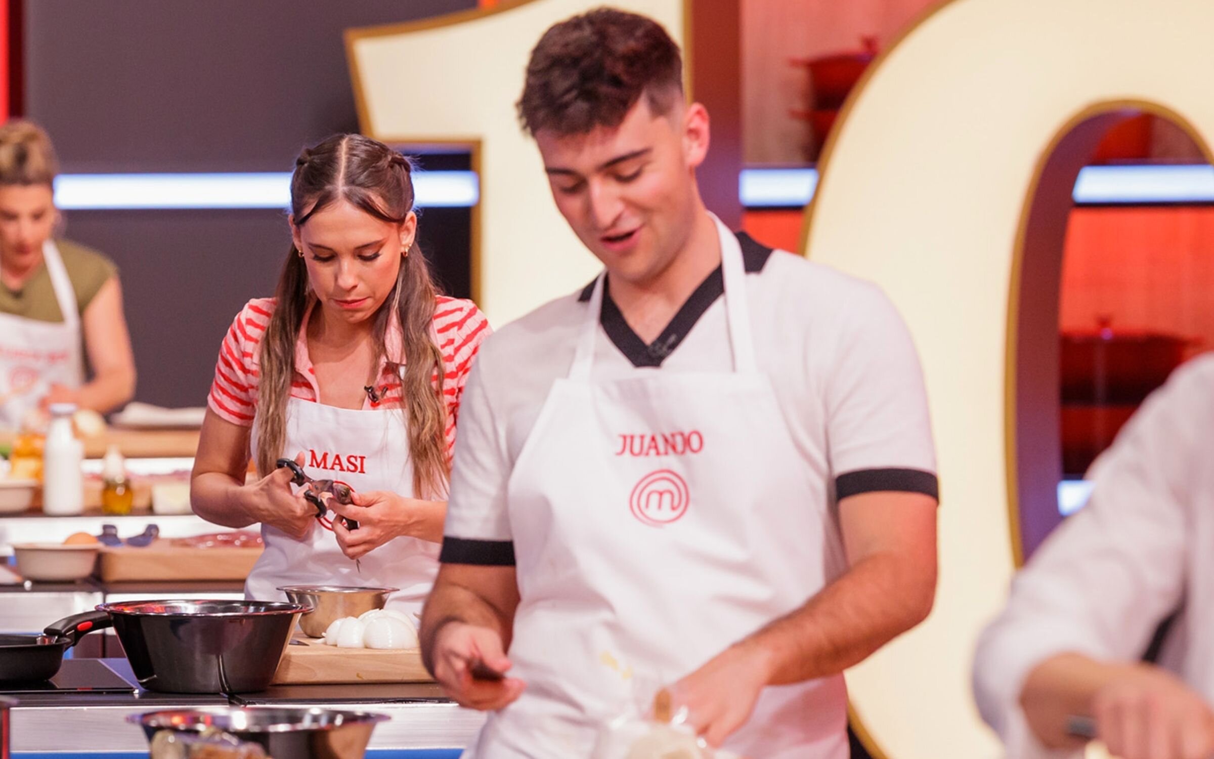 Juanjo Bona y Masi Rodríguez en las cocinas de 'MasterChef Celebrity'