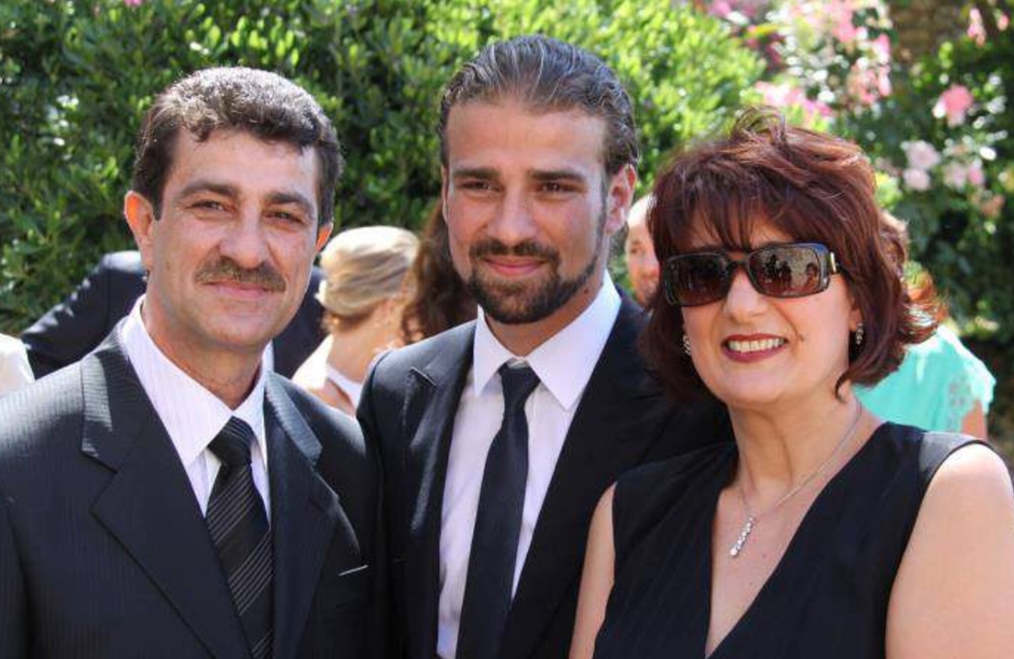 Mario Biondo junto a sus padres