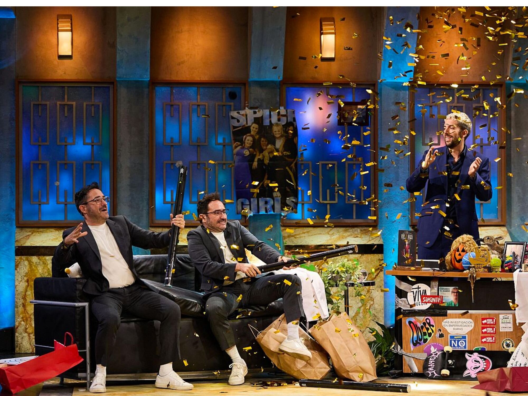 Juan Antonio y Carlos Bayona junto a David Broncano en &#39;La revuelta&#39;