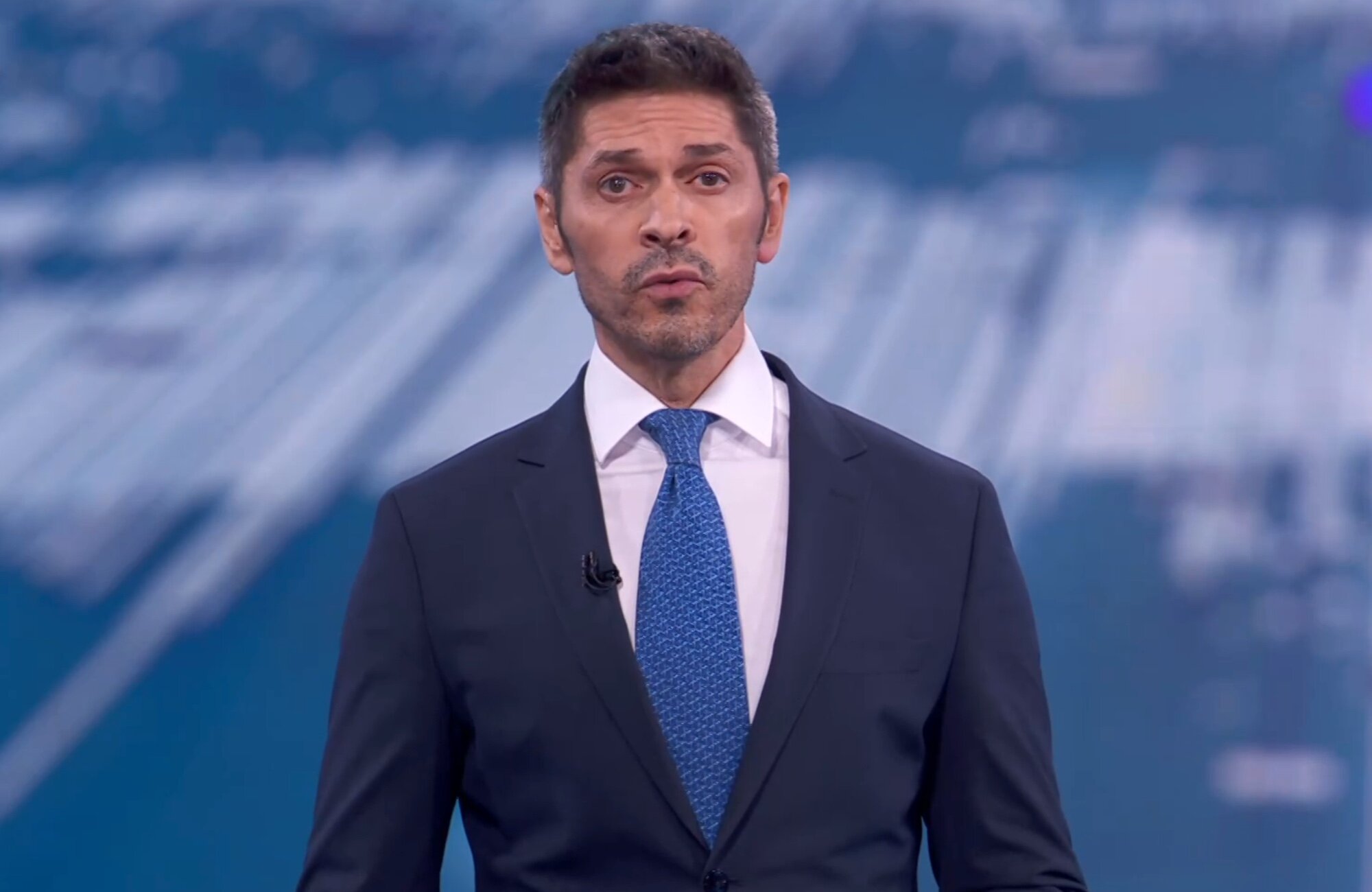 Javier Gutiérrez asume el rol de presentador de 'Telediario 2' por la ausencia de Pepa Bueno