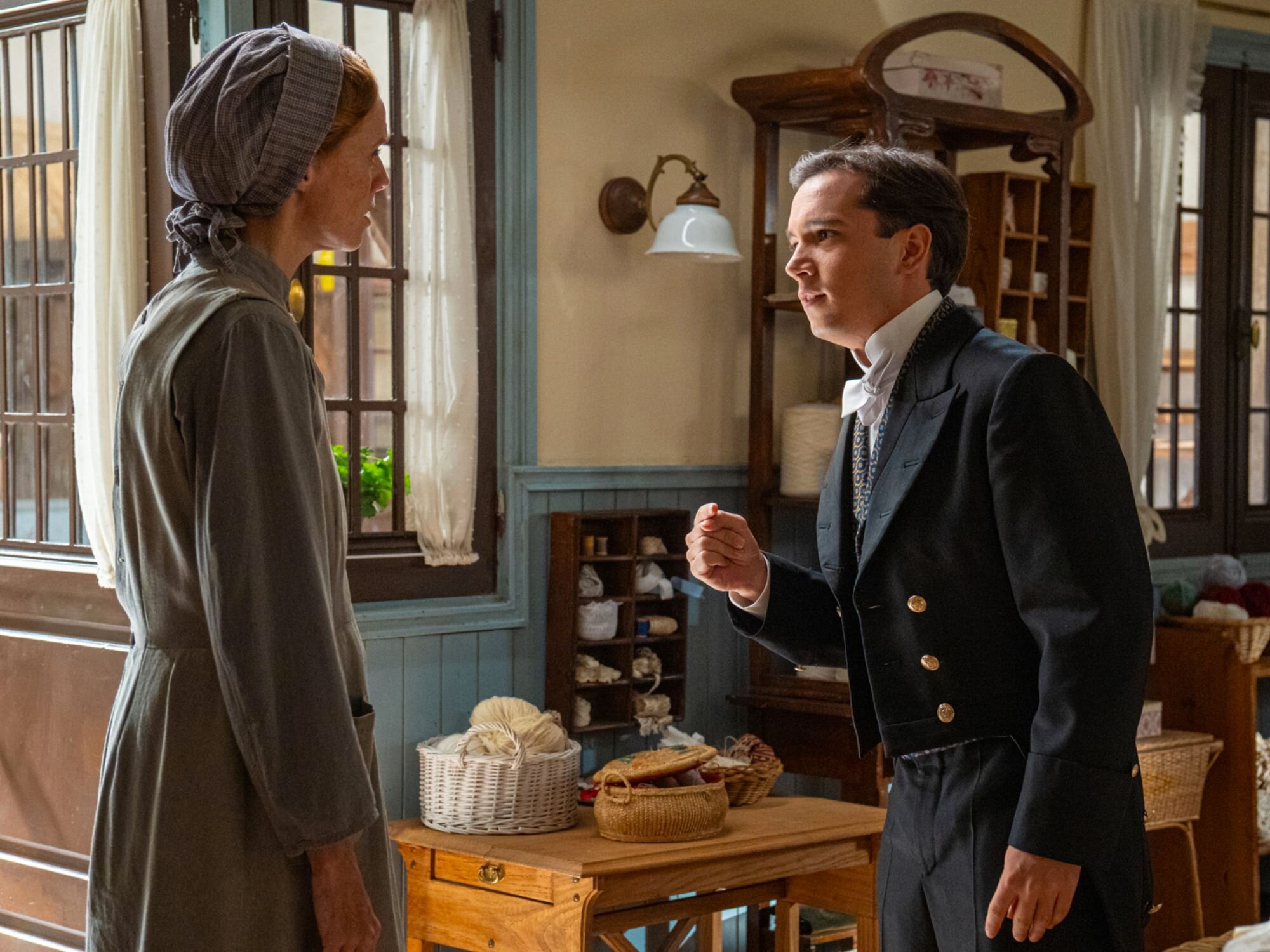 Pía y Santos conversando en el capítulo 692 de 'La promesa'