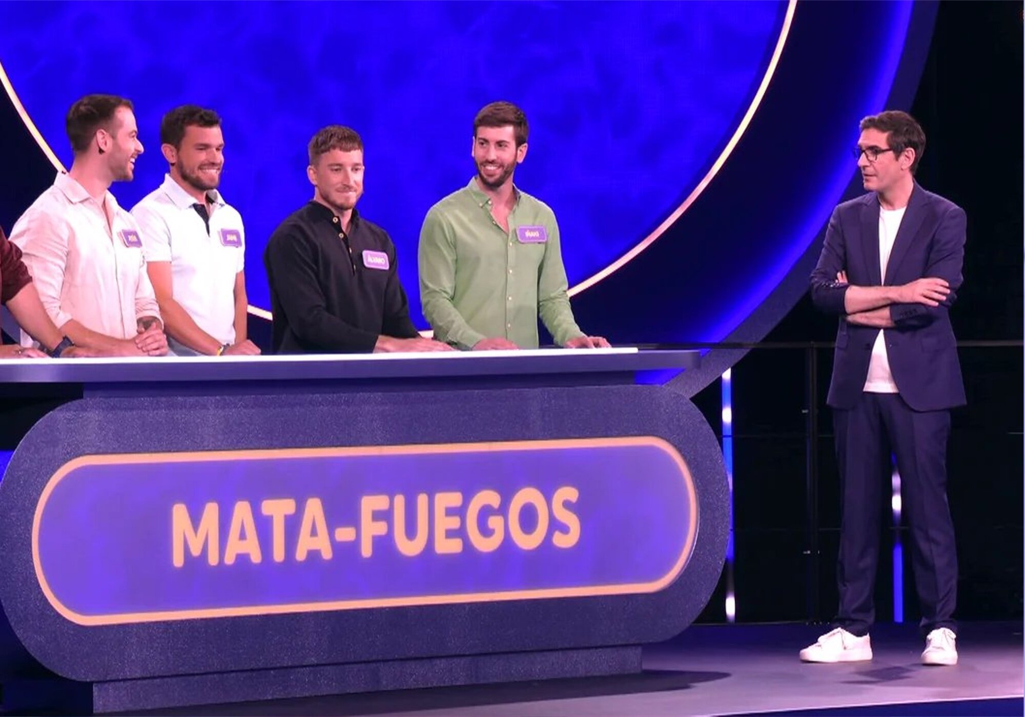 Los jugadores de 'Juego de pelotas' junto a Juanra Bonet