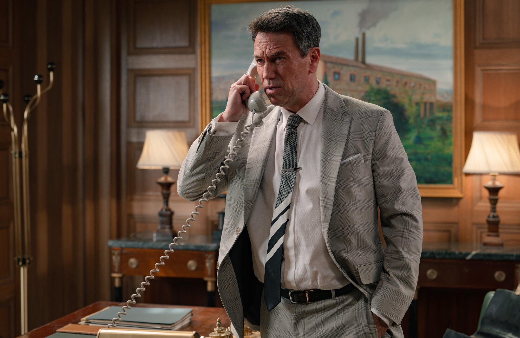 Gabriel habla por teléfono en 'Sueños de libertad'