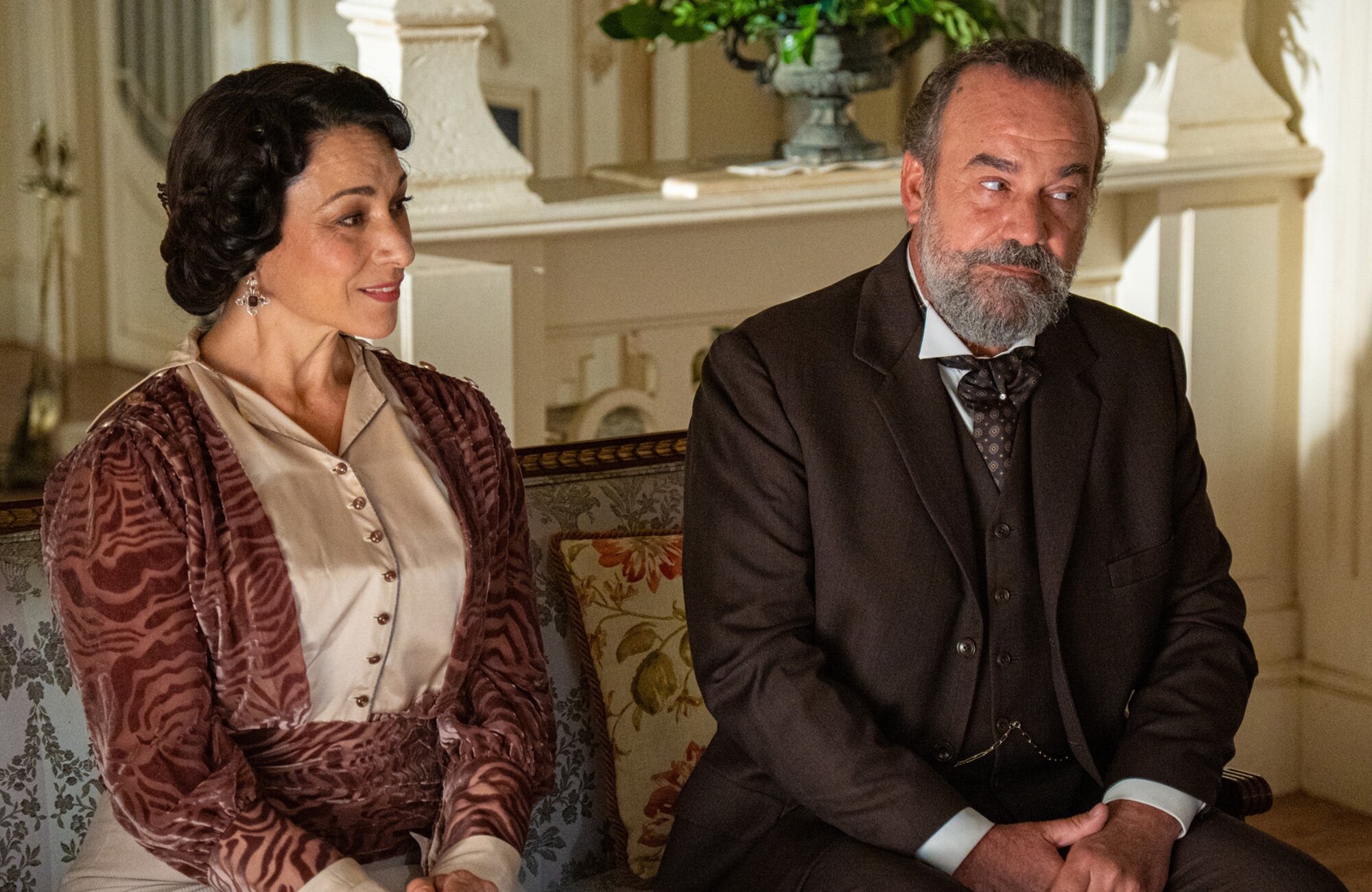 Leocadia sentada junto a Alonso en 'La promesa'