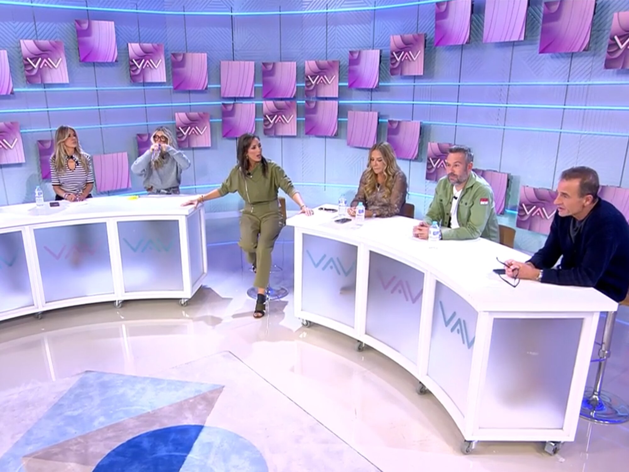 Alessandro Lequio, colaborador de 'Vamos a ver', junto a sus compañeros en plató