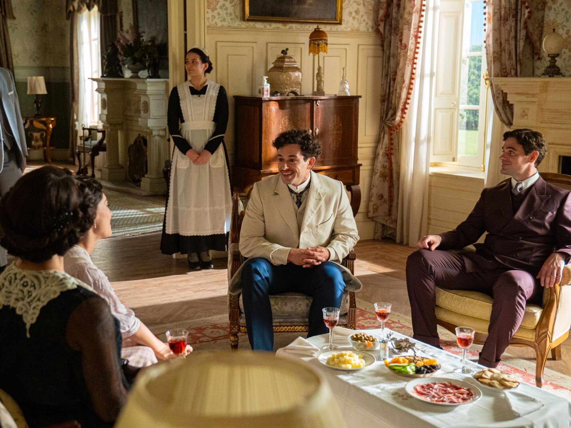 Beltrán y Jacobo conversando con Ángela y Leocadia en 'La promesa'