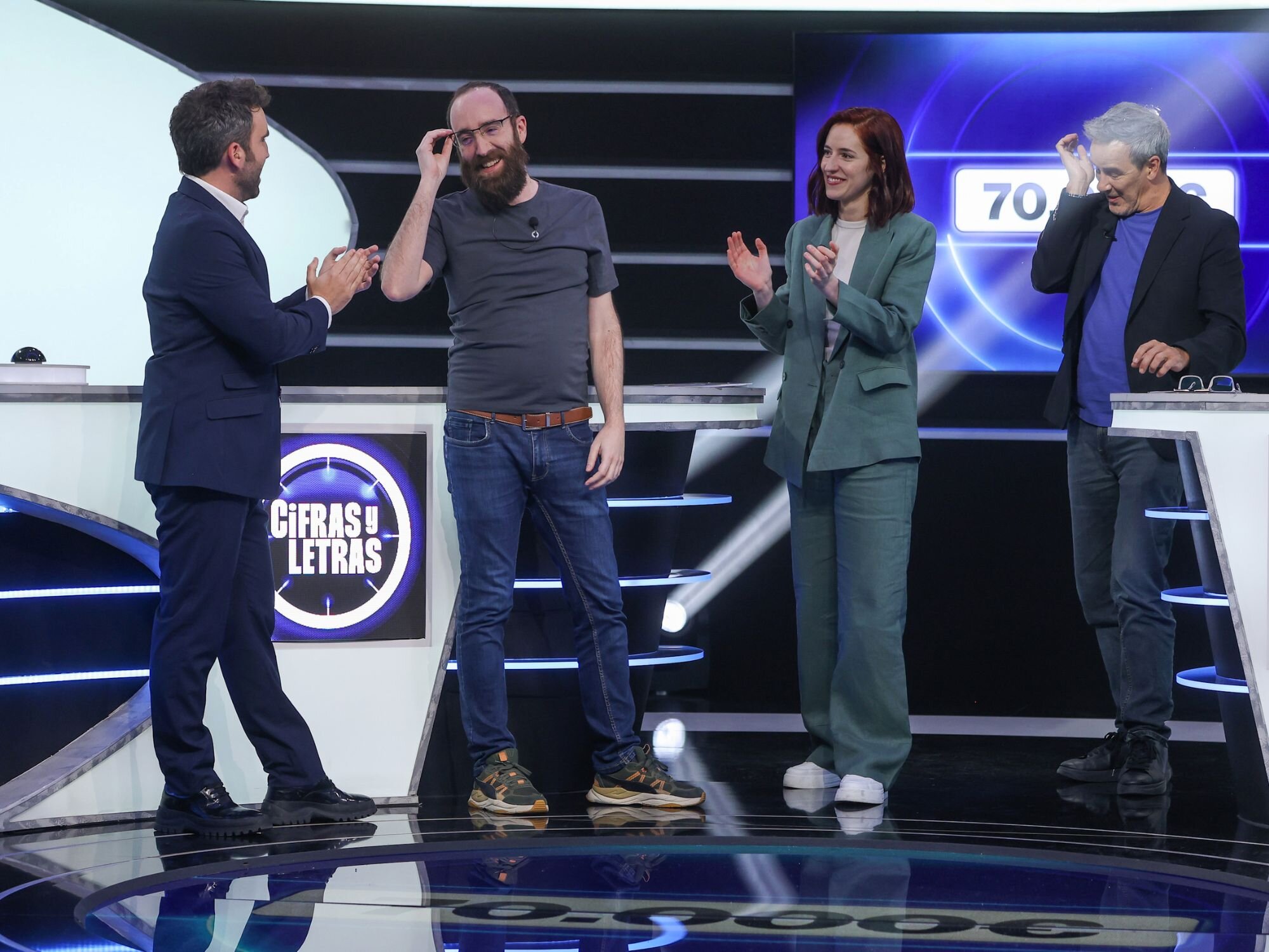 Diego Aguado Hernández y los presentadores de 'Cifras y letras' celebrando su victoria