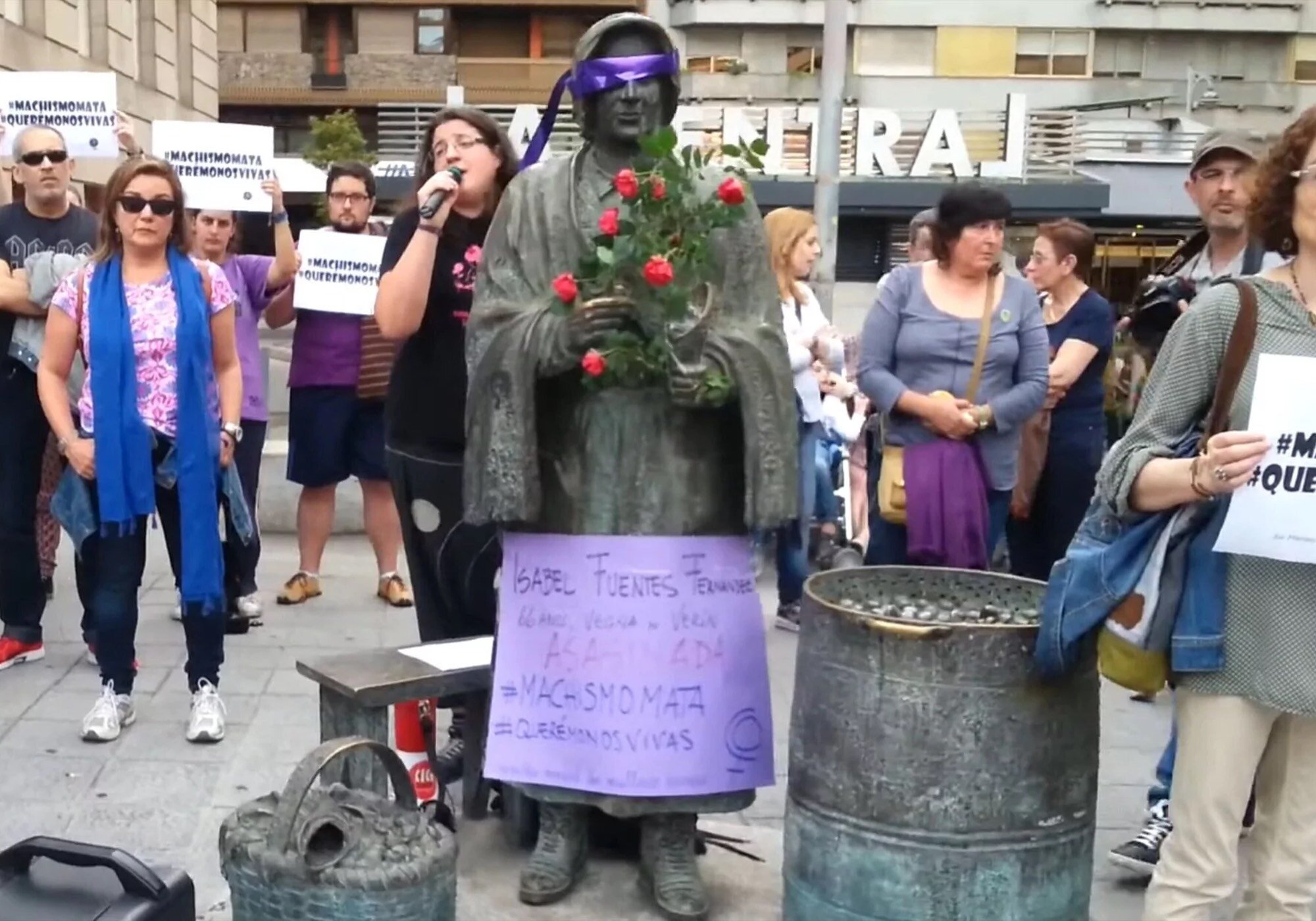 Imagen real de las concentraciones en defensa de caso de Isabel Fuentes