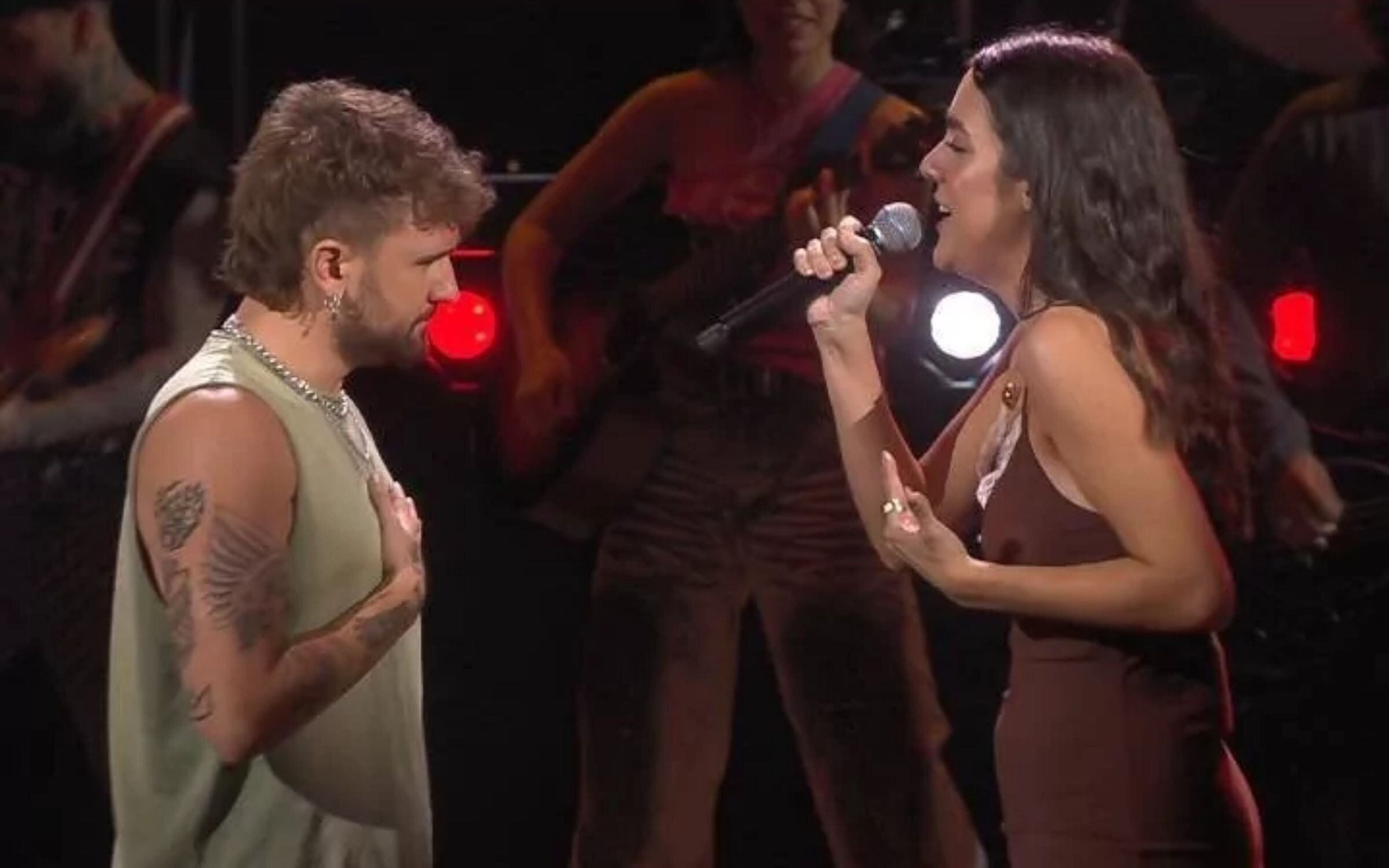 Dani Fernández y Valeria Castro en la actuación de la Gala 4 de 'OT 2025'