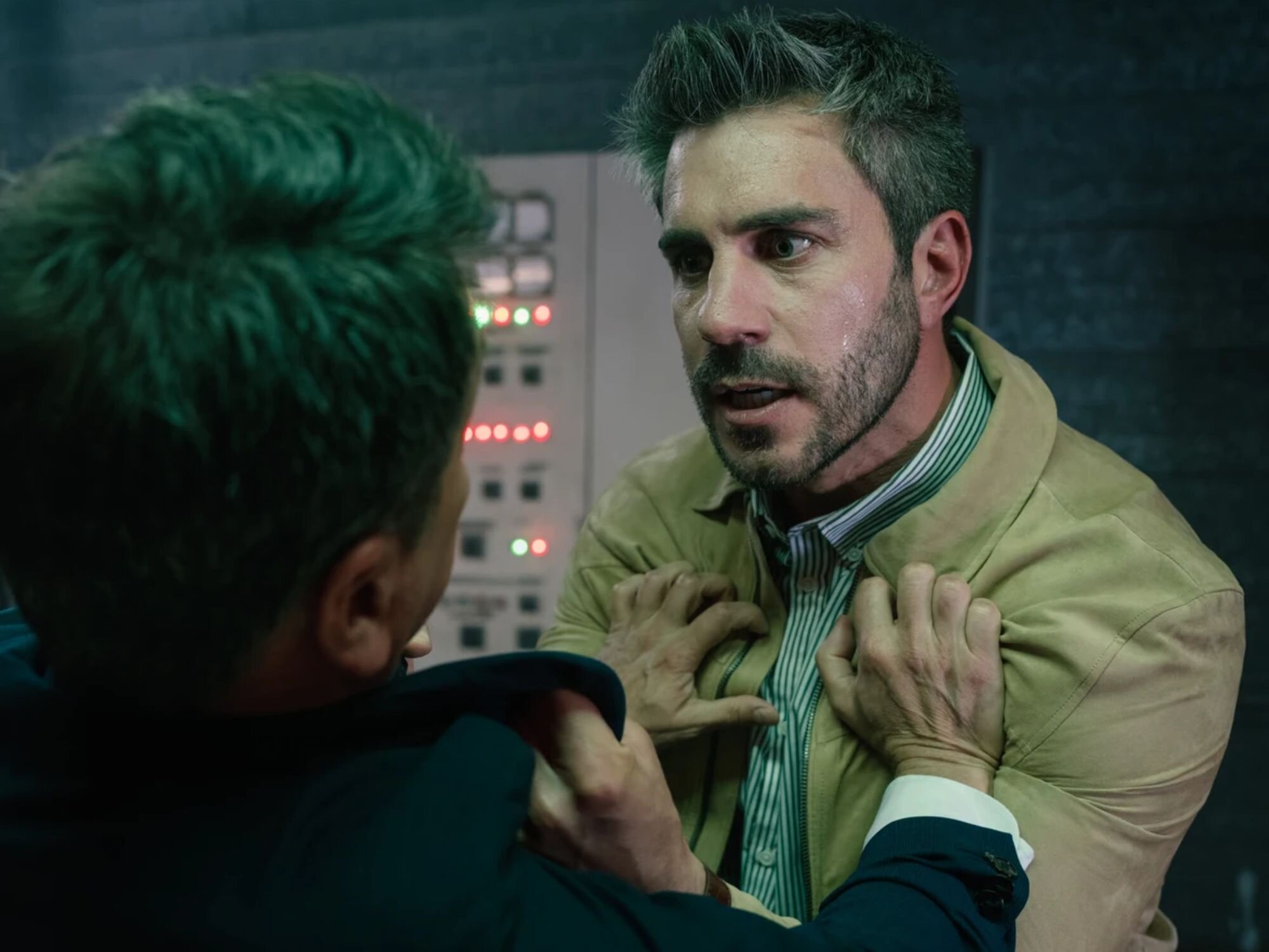 Andrés y Gabriel forcejeando en 'Sueños de libertad'