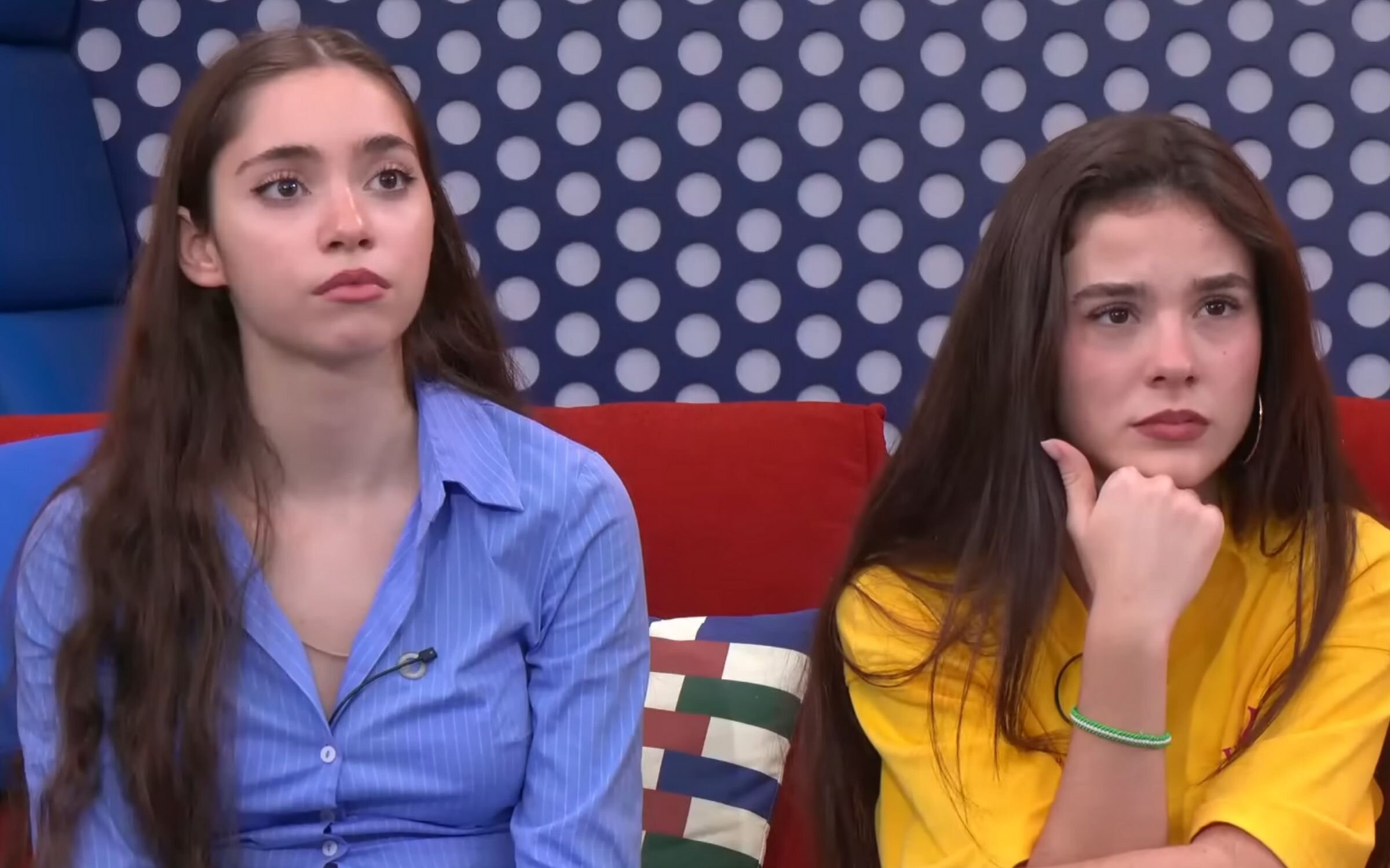 Judit y Cristina durante la charla de Nerea Valenzuela en la Academia de 'OT 2025'