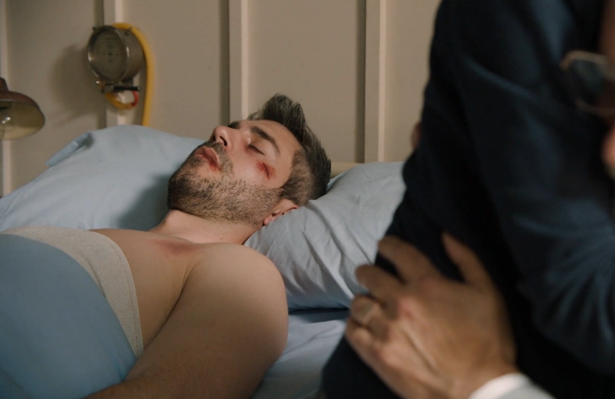 Andrés queda en coma tras la explosión en 'Sueños de libertad'