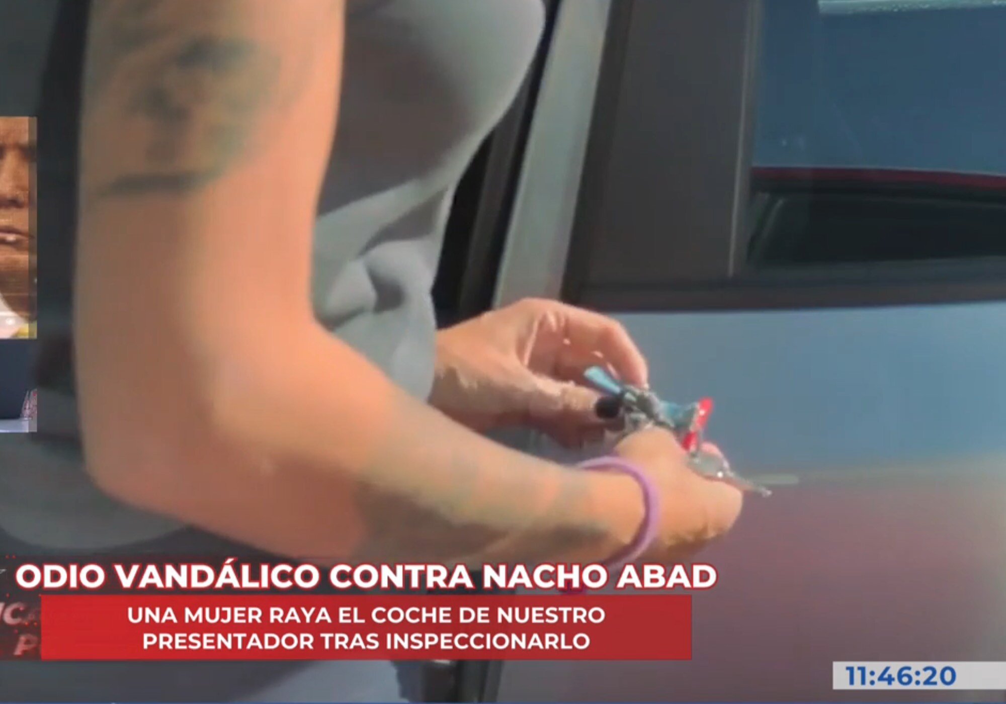 Imagen de la mujer que ha cometido el acto vandálico con las llaves en la mano