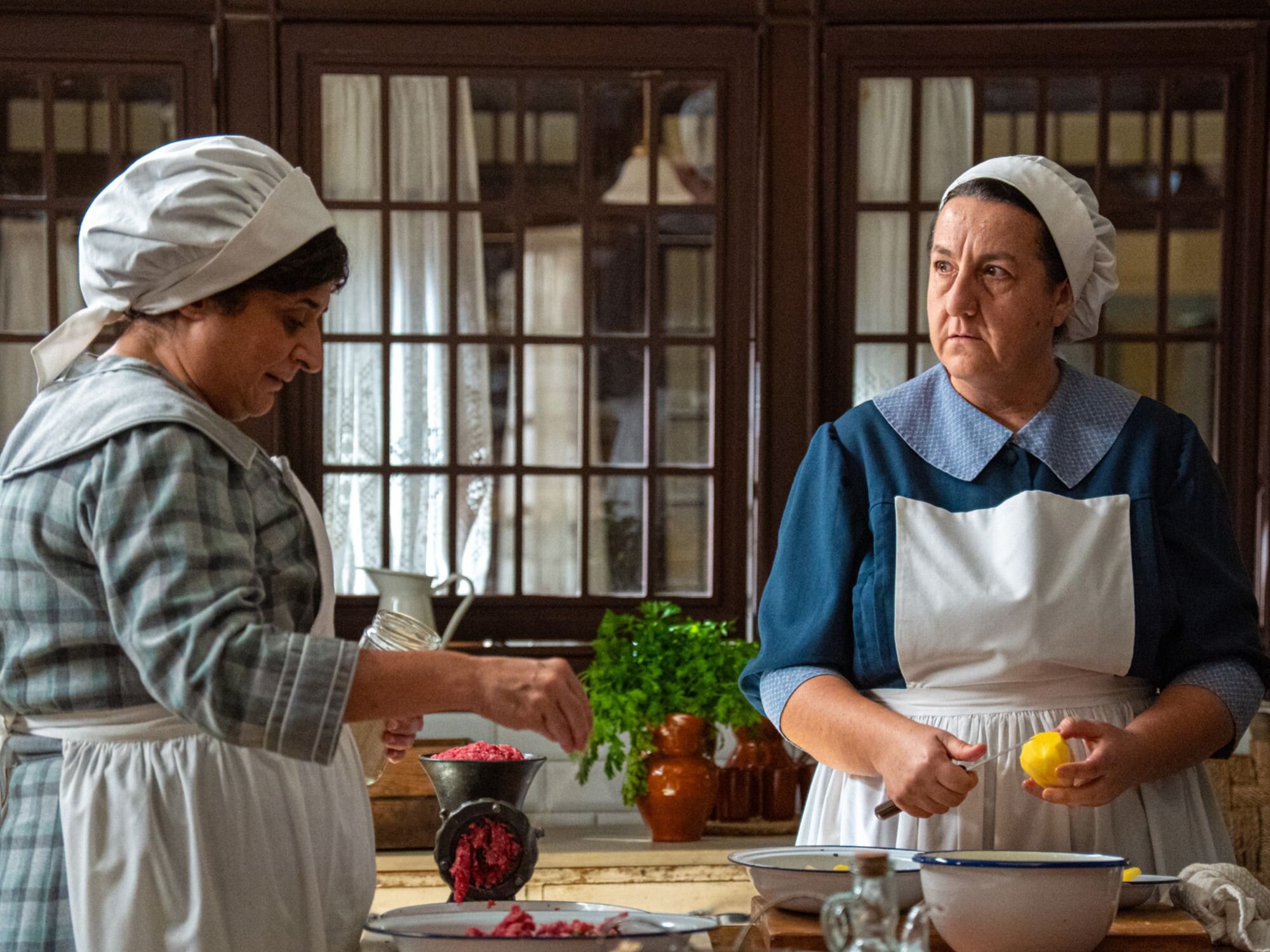 Simona y Candela comentando la situación de 'La promesa'