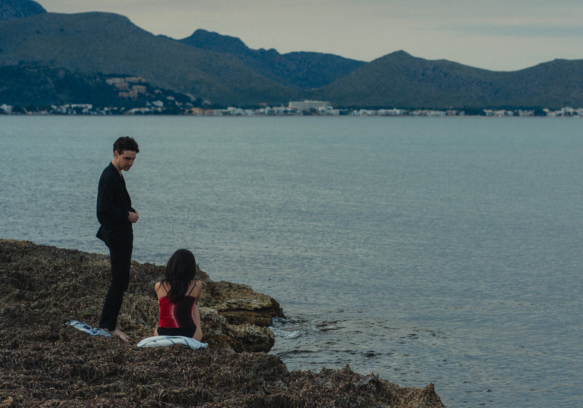 Àlex Monner y Carla Díaz, con Ibiza de fondo, en 'La Ruta. Vol. 2: Ibiza'