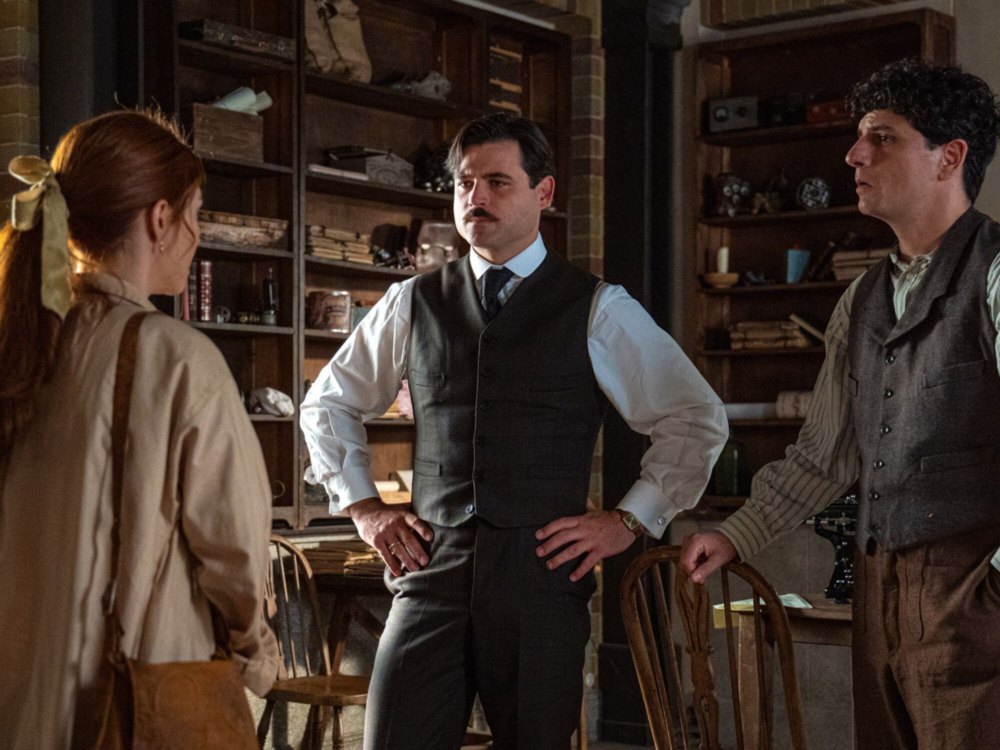 Enora confesando la verdad a Manuel y Toño en 'La promesa'