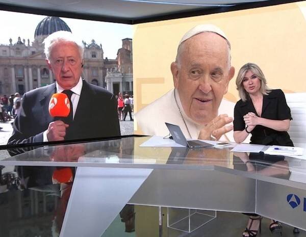 Antonio Pelayo en una de sus conexión con 'Antena 3 noticias' por la muerte del papa Francisco
